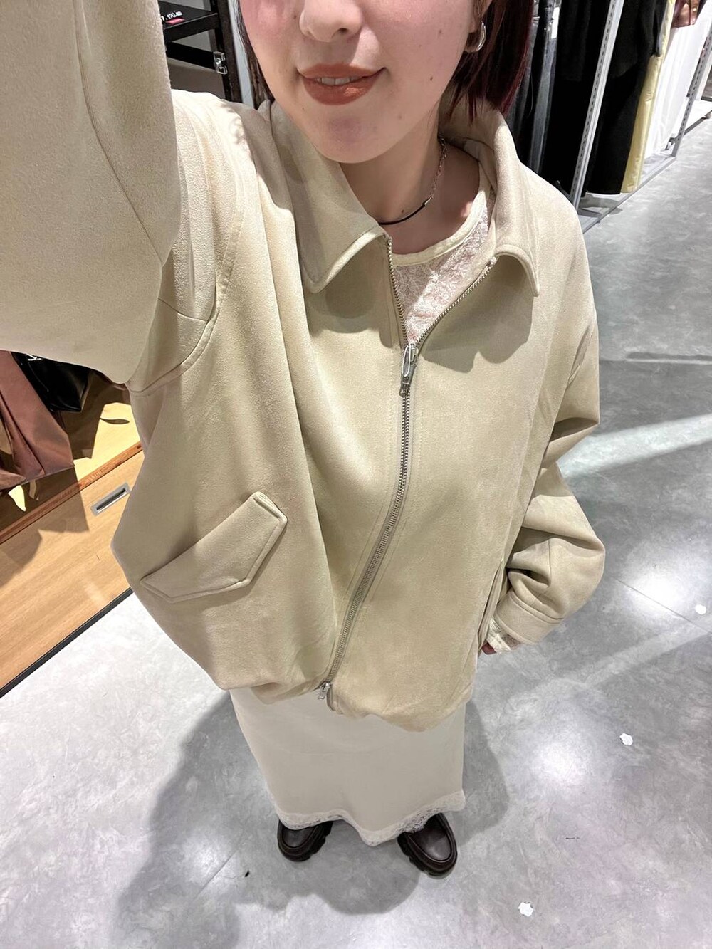 ホワイト系のTシャツ/カットソー、ブラウン系のローファー、ホワイト系のブルゾンを着用したレディースの秋コーディネートの3枚目の写真