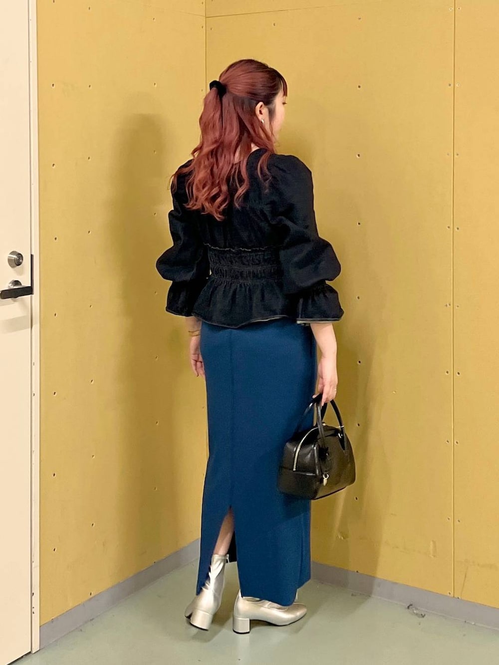 ブルー系のスカート、ブラック系のシャツ/ブラウス、ホワイト系のキャミソールを着用したレディースの秋コーディネートの3枚目の写真