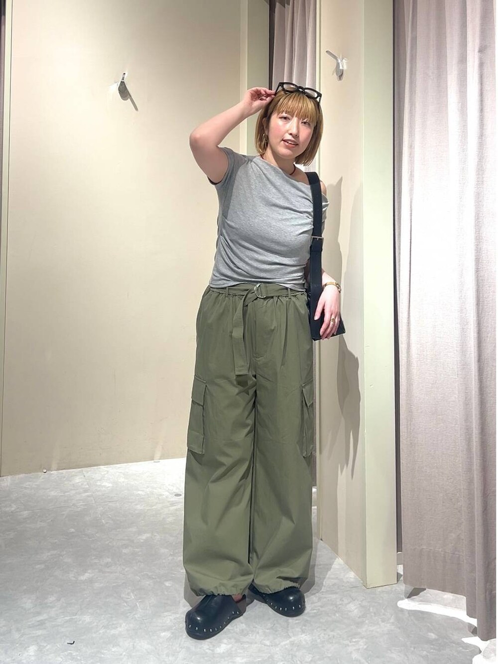 ブラック系のサンダル、グレー系のTシャツ/カットソー、ブラック系のショルダーバッグを着用したレディースの春コーディネートの4枚目の写真