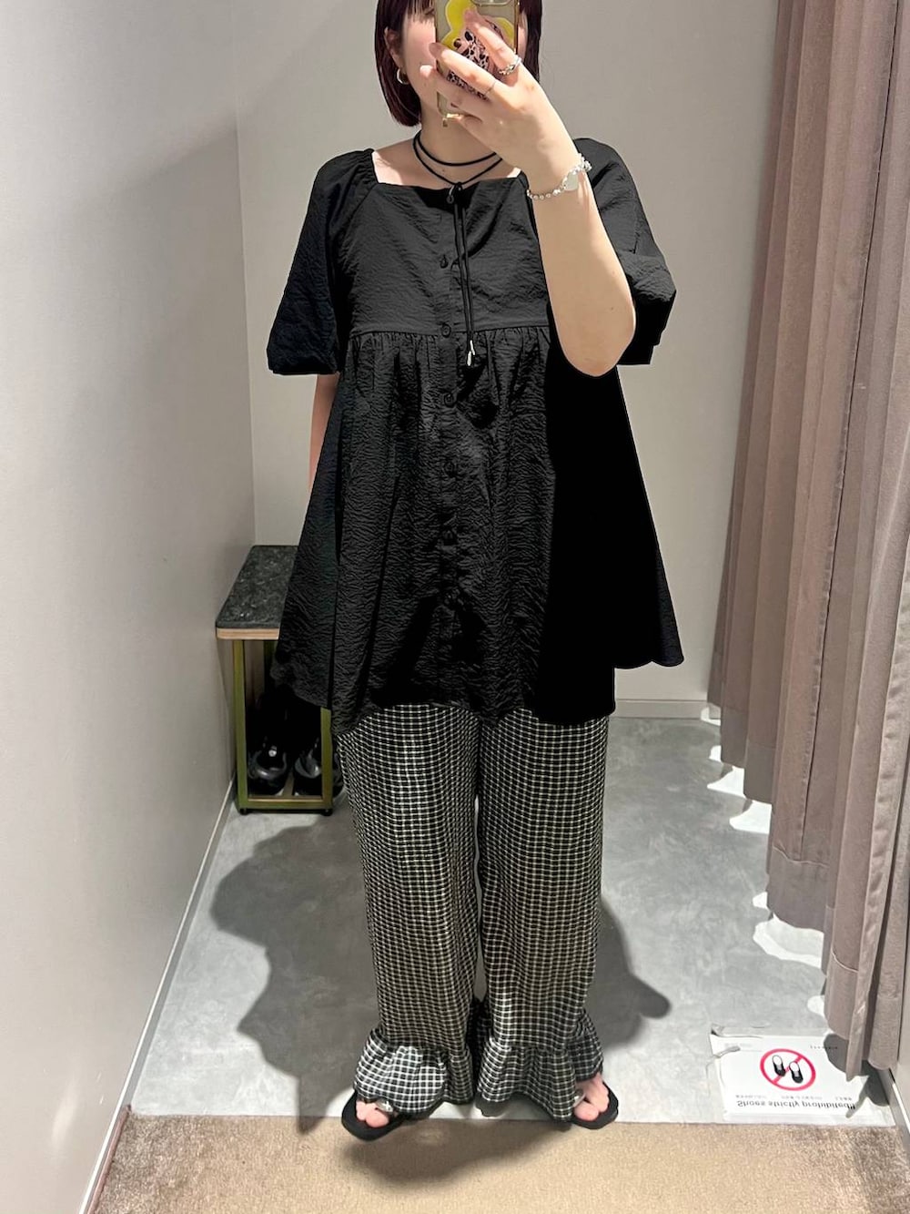 ブラック系のサンダル、ブラック系のシャツ/ブラウス、ブラック系のその他パンツを着用したレディースの夏コーディネートの3枚目の写真