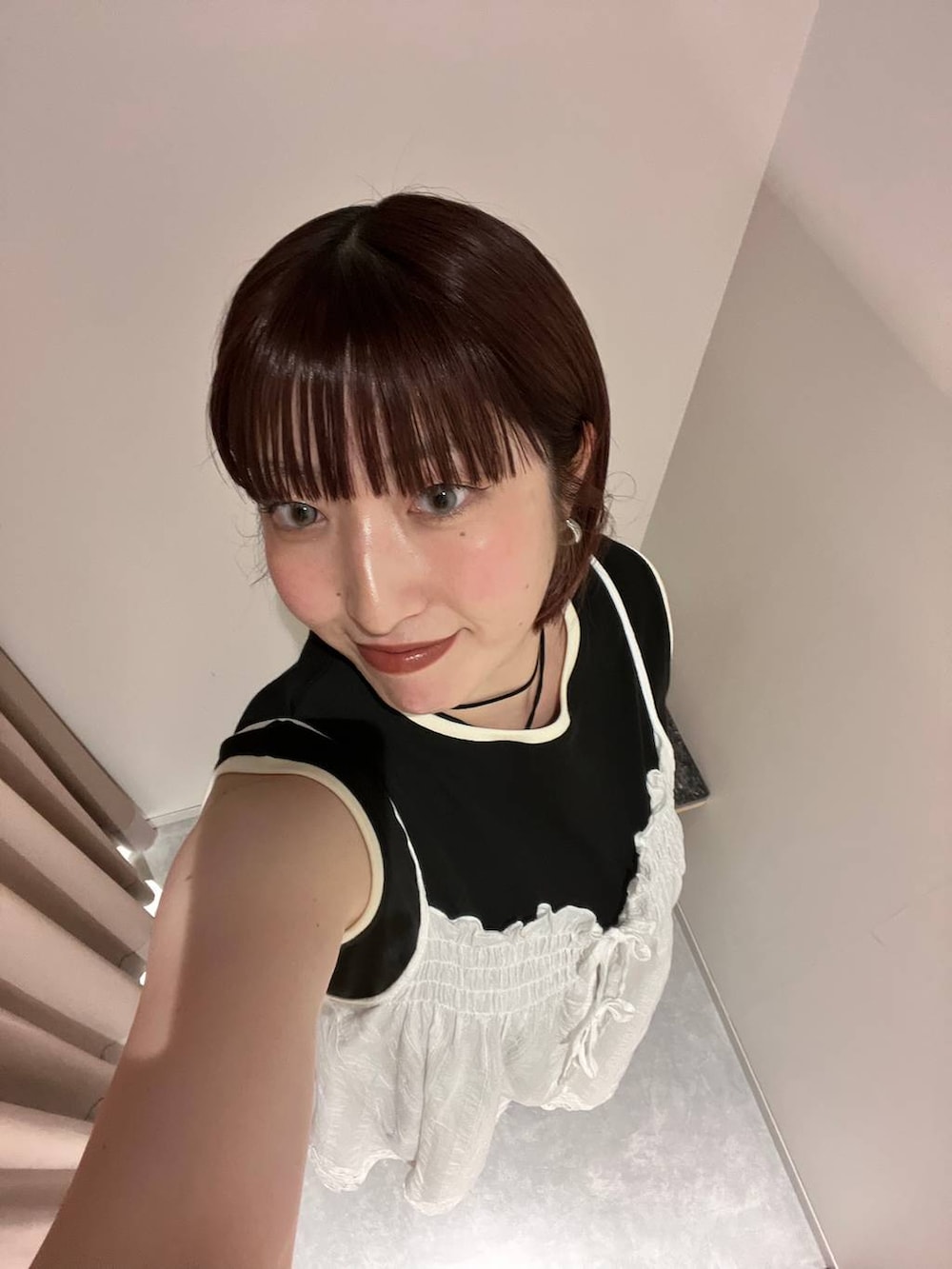 ブラック系のタンクトップ、ブルー系のデニムパンツ、ブラック系のサンダルを着用したレディースの夏コーディネートの3枚目の写真