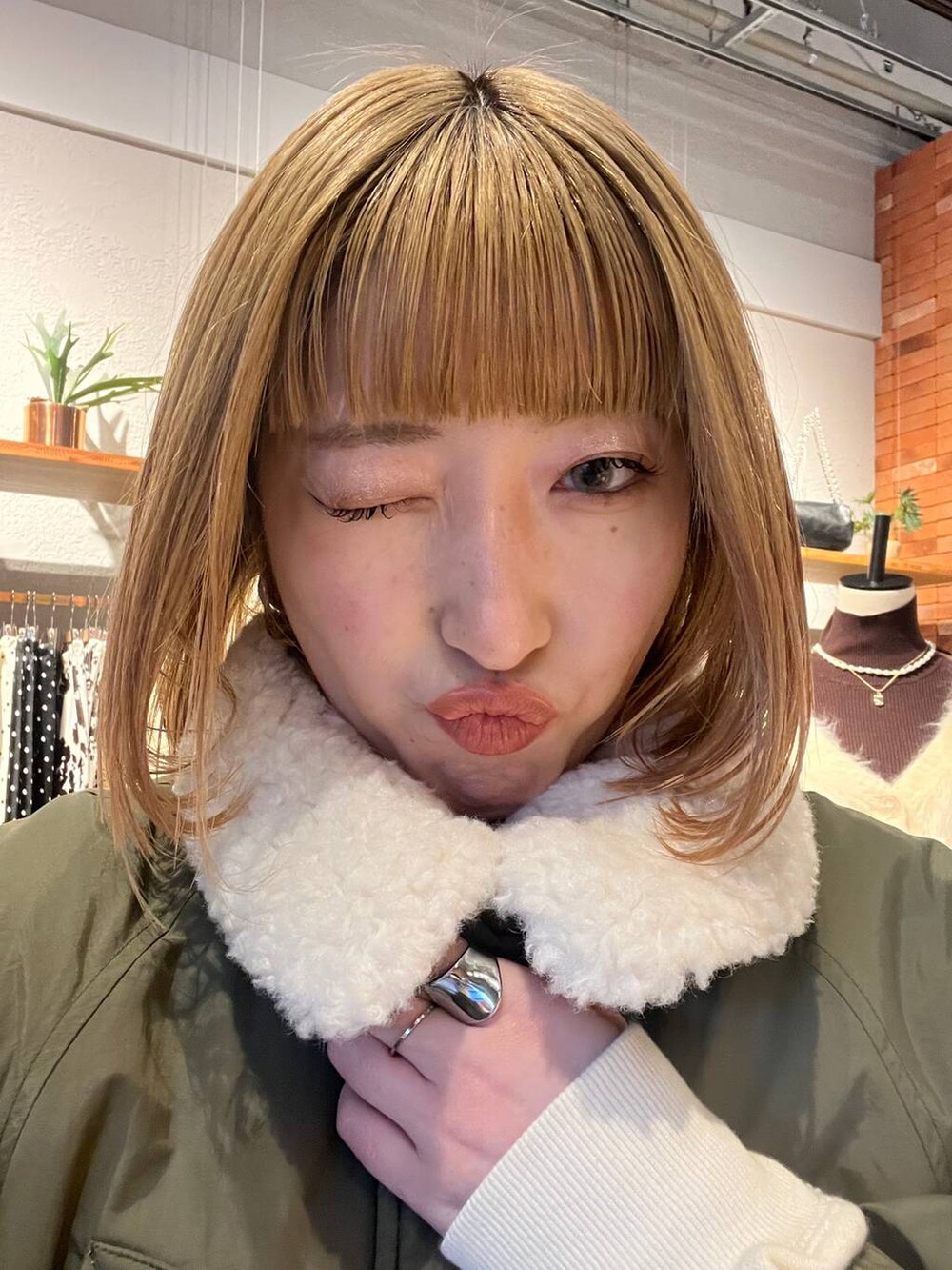 グリーン系のその他アウター、ブラック系のサンダル、ブルー系のその他パンツを着用したレディースの冬コーディネートの5枚目の写真