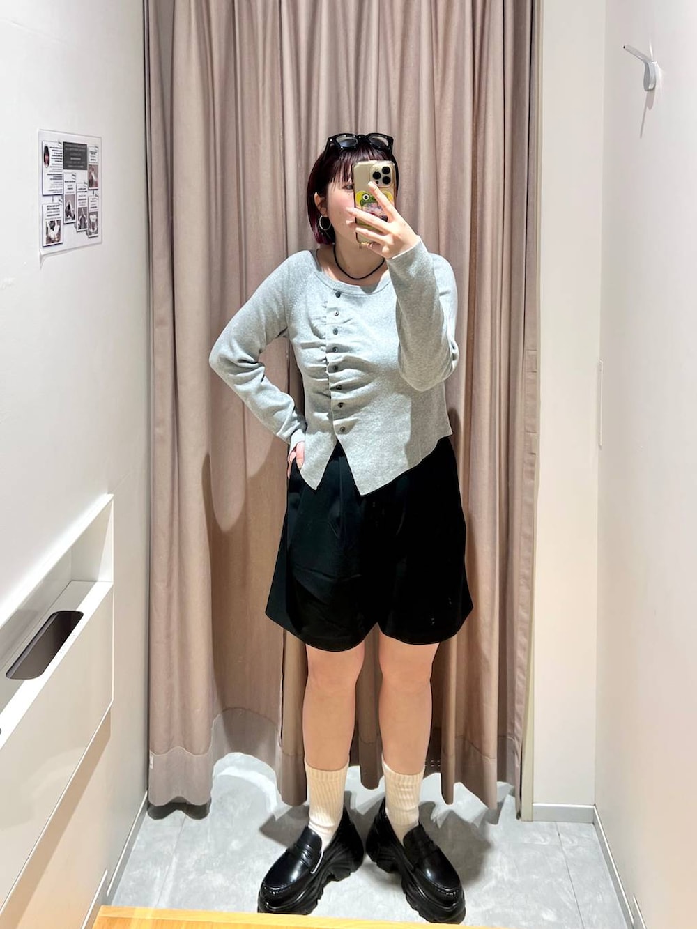 グレー系のニット/セーター、ブラック系のローファー、ブラック系のその他パンツを着用したレディースの秋コーディネートの2枚目の写真