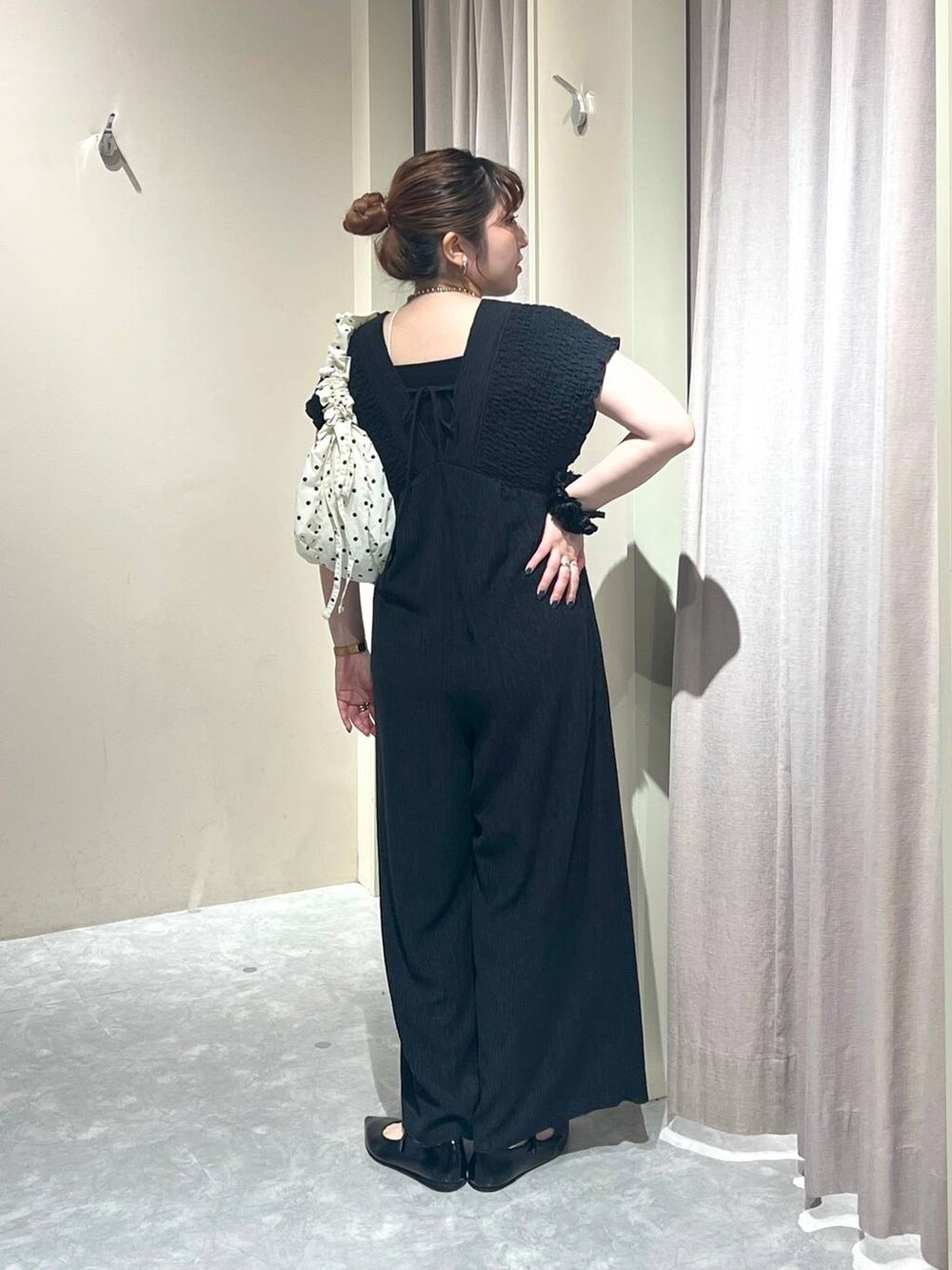 ブラック系のサロペット/オーバーオール、ブラック系のタンクトップ、ブラック系のパンプスを着用したレディースの秋コーディネートの3枚目の写真