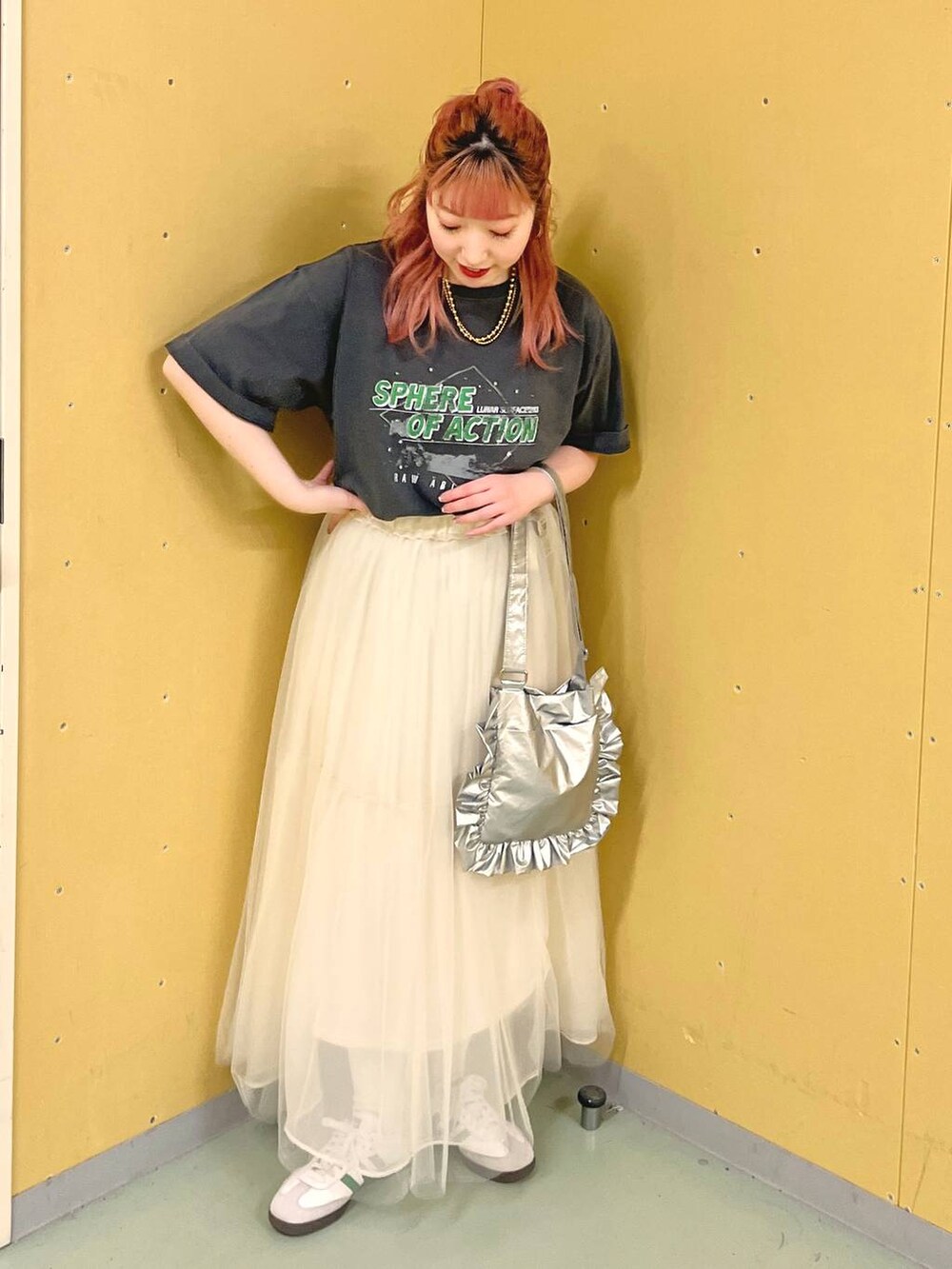 グレー系のTシャツ/カットソー、ホワイト系のスカート、シルバー系のショルダーバッグを着用したレディースの春コーディネートの4枚目の写真