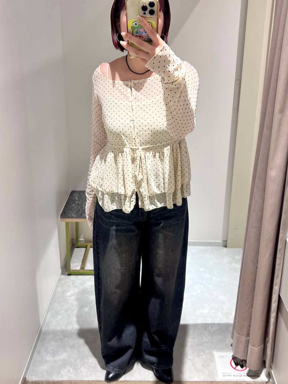 ホワイト系のTシャツ/カットソー、ブラック系のデニムパンツを着用したレディースの秋コーディネートの2枚目の写真
