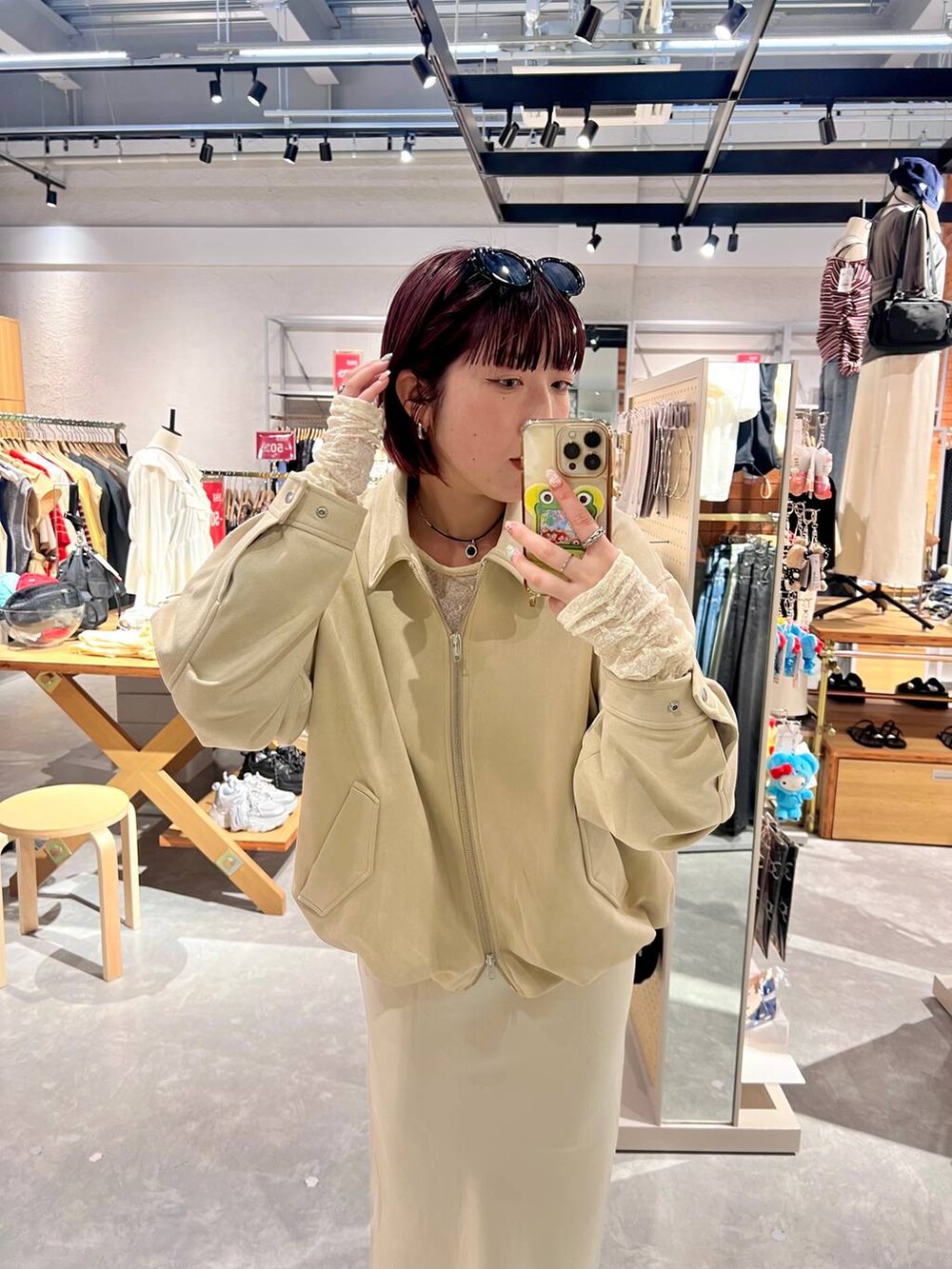 ホワイト系のTシャツ/カットソー、ブラウン系のローファー、ホワイト系のブルゾンを着用したレディースの秋コーディネートの9枚目の写真