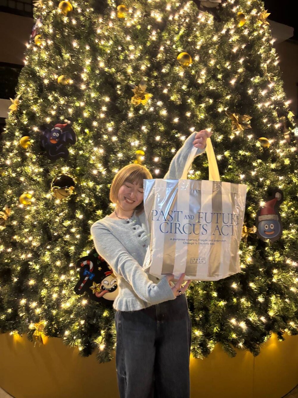 ブルー系のデニムパンツ、シルバー系のパンプス、ブルー系のニット/セーターを着用したレディースの冬コーディネートの2枚目の写真