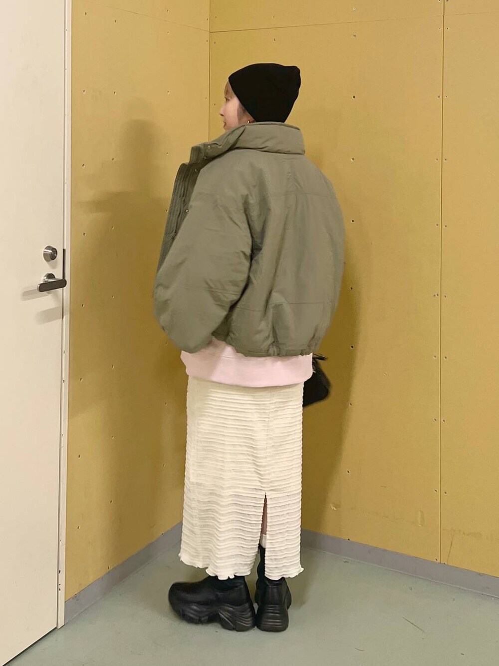 グリーン系のその他アウター、ブラック系のブーツ、ピンク系のスウェットを着用したレディースの冬コーディネートの2枚目の写真