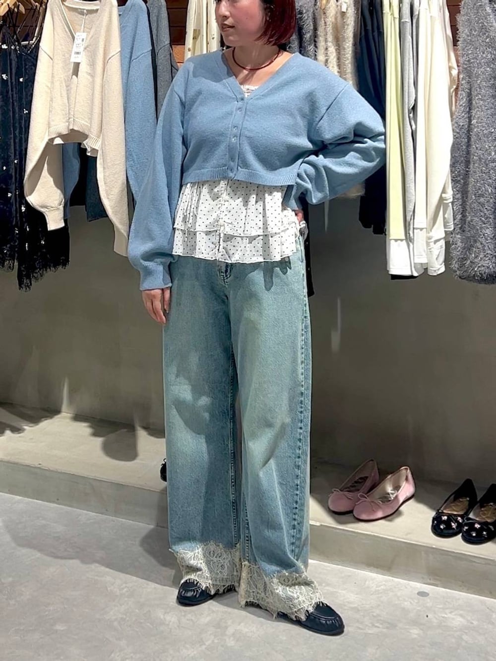 ブルー系のカーディガン/ボレロ、ブラック系のローファー、ホワイト系のTシャツ/カットソーを着用したレディースの秋コーディネートの4枚目の写真