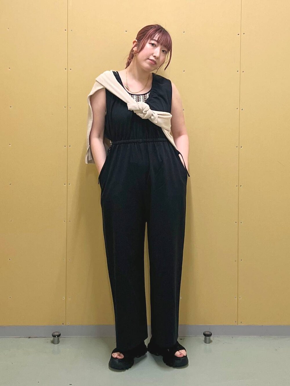 ブラック系のTシャツ/カットソー、ブラック系のサンダル、ベージュ系のカーディガン/ボレロを着用したレディースの夏コーディネートの4枚目の写真