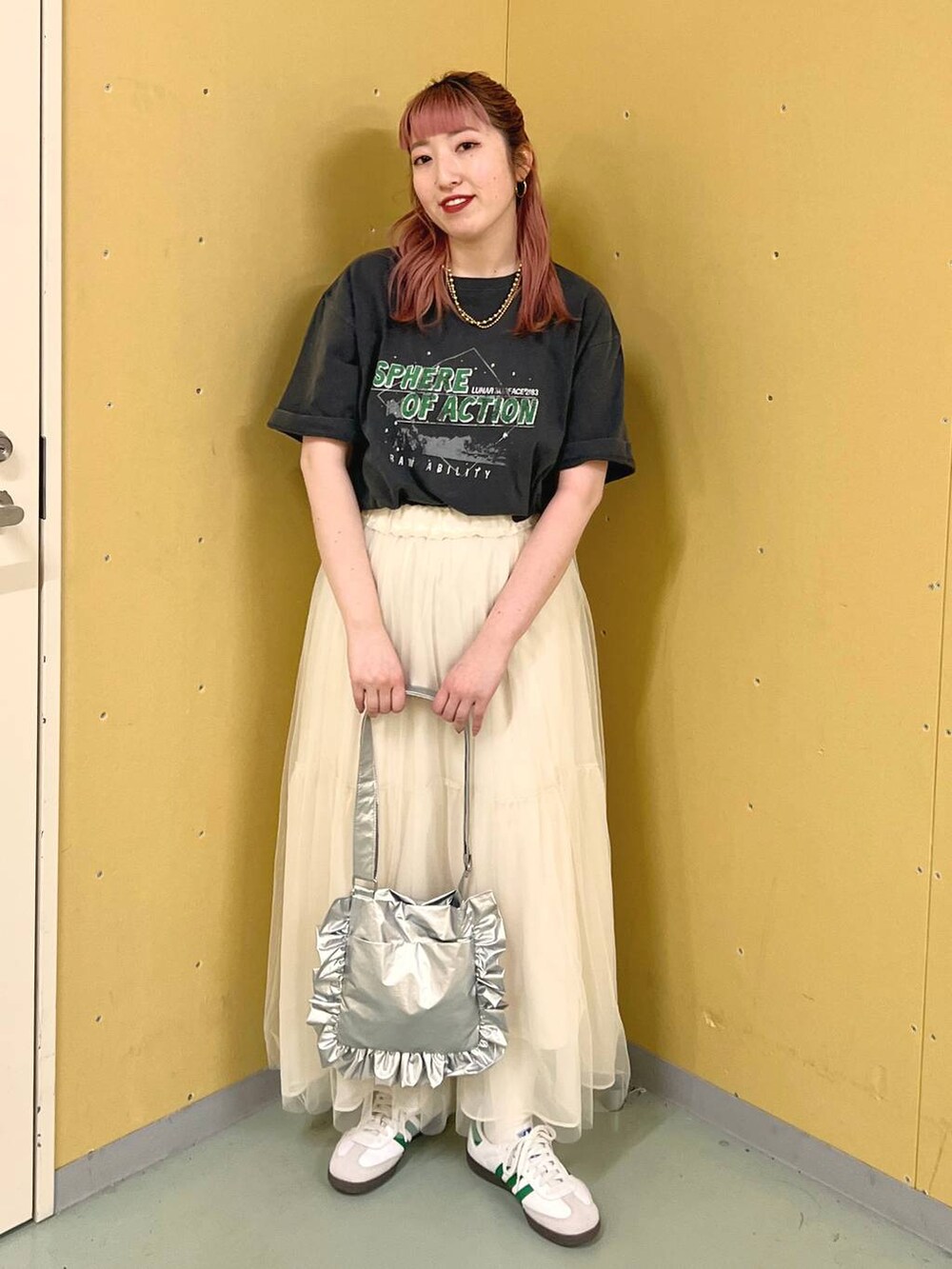 グレー系のTシャツ/カットソー、ホワイト系のスカート、シルバー系のショルダーバッグを着用したレディースの春コーディネートの5枚目の写真