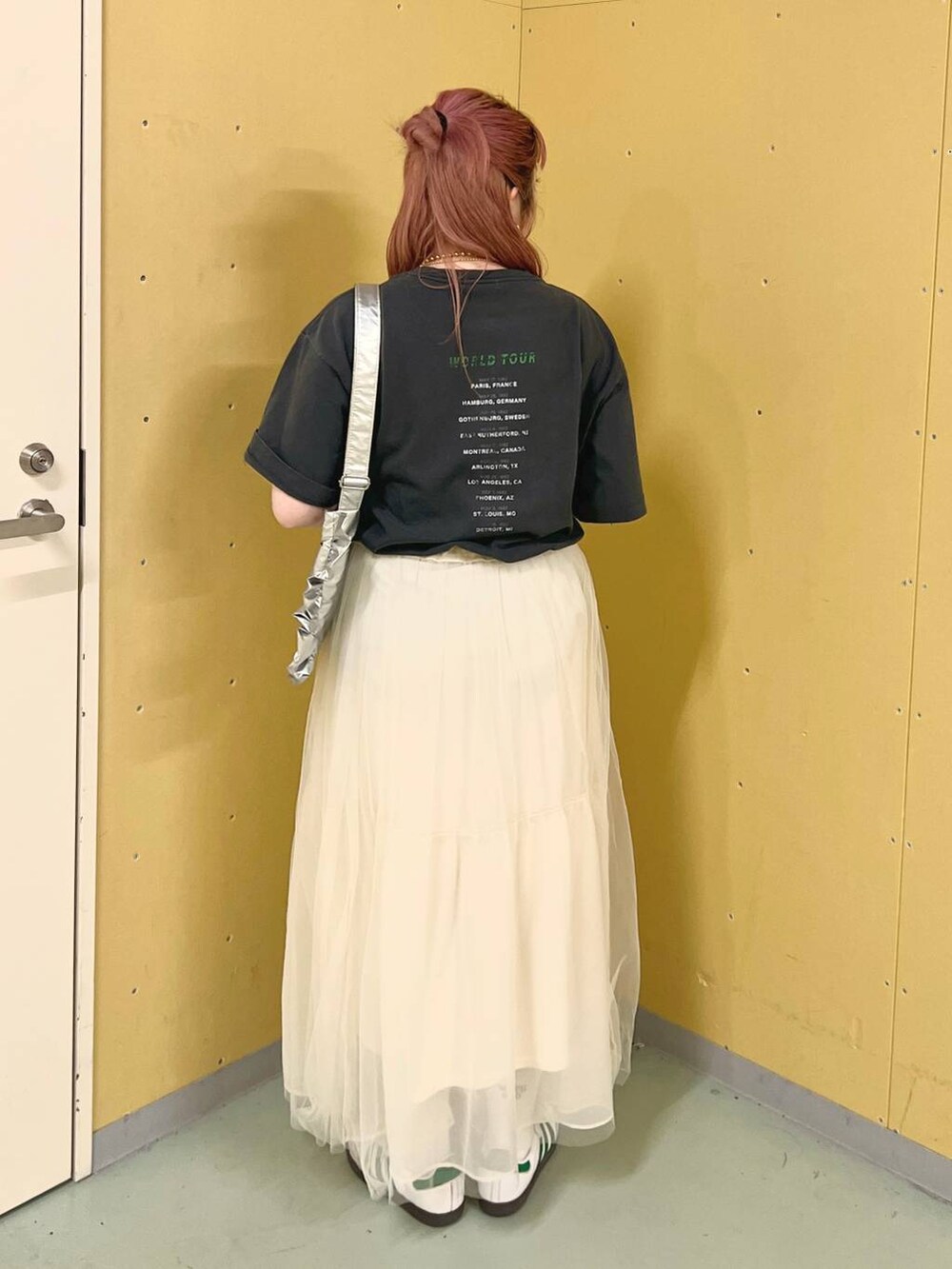 グレー系のTシャツ/カットソー、ホワイト系のスカート、シルバー系のショルダーバッグを着用したレディースの春コーディネートの3枚目の写真
