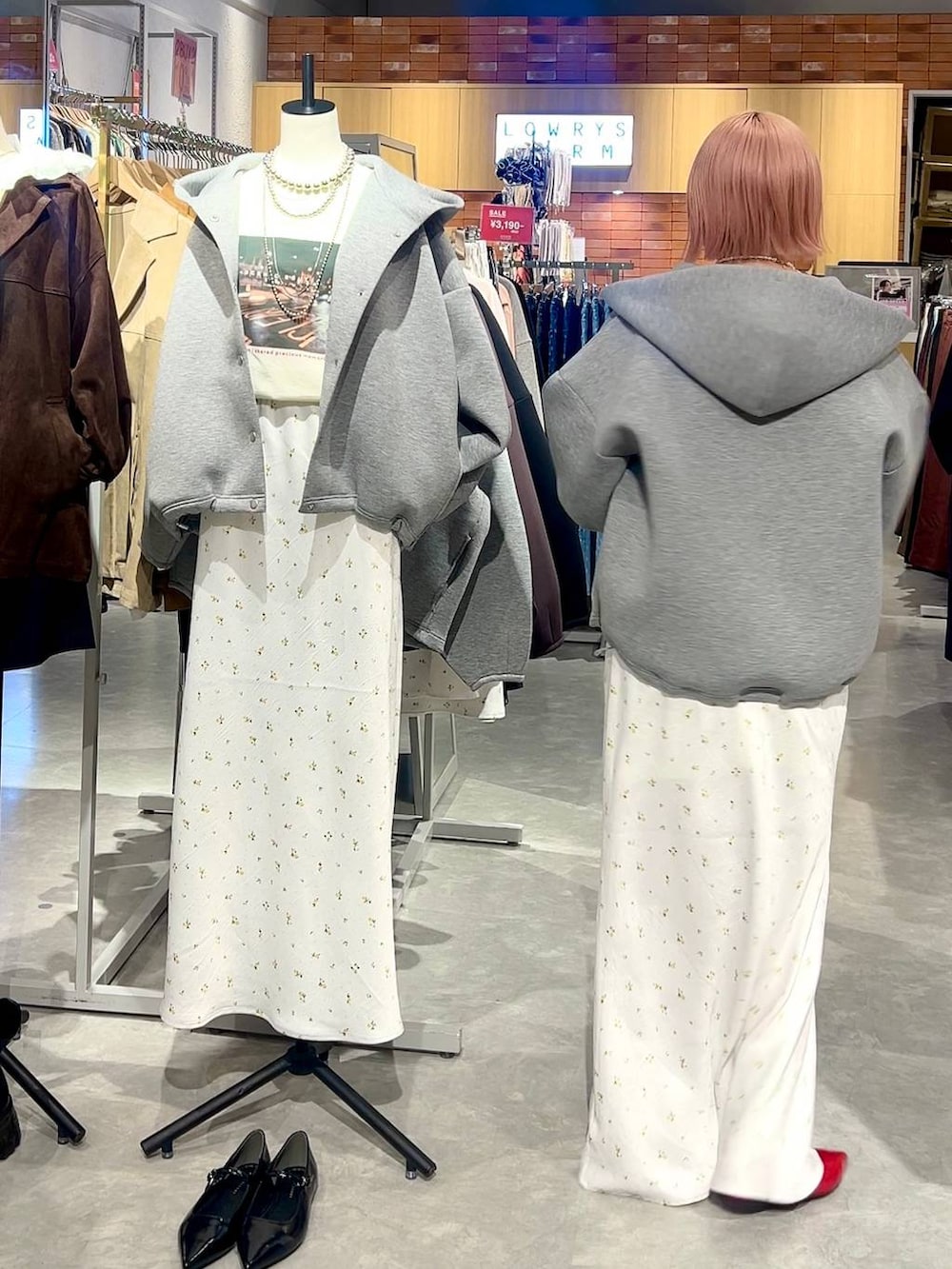 ホワイト系のスカート、レッド系のパンプス、グレー系のブルゾンを着用したレディースの冬コーディネートの4枚目の写真