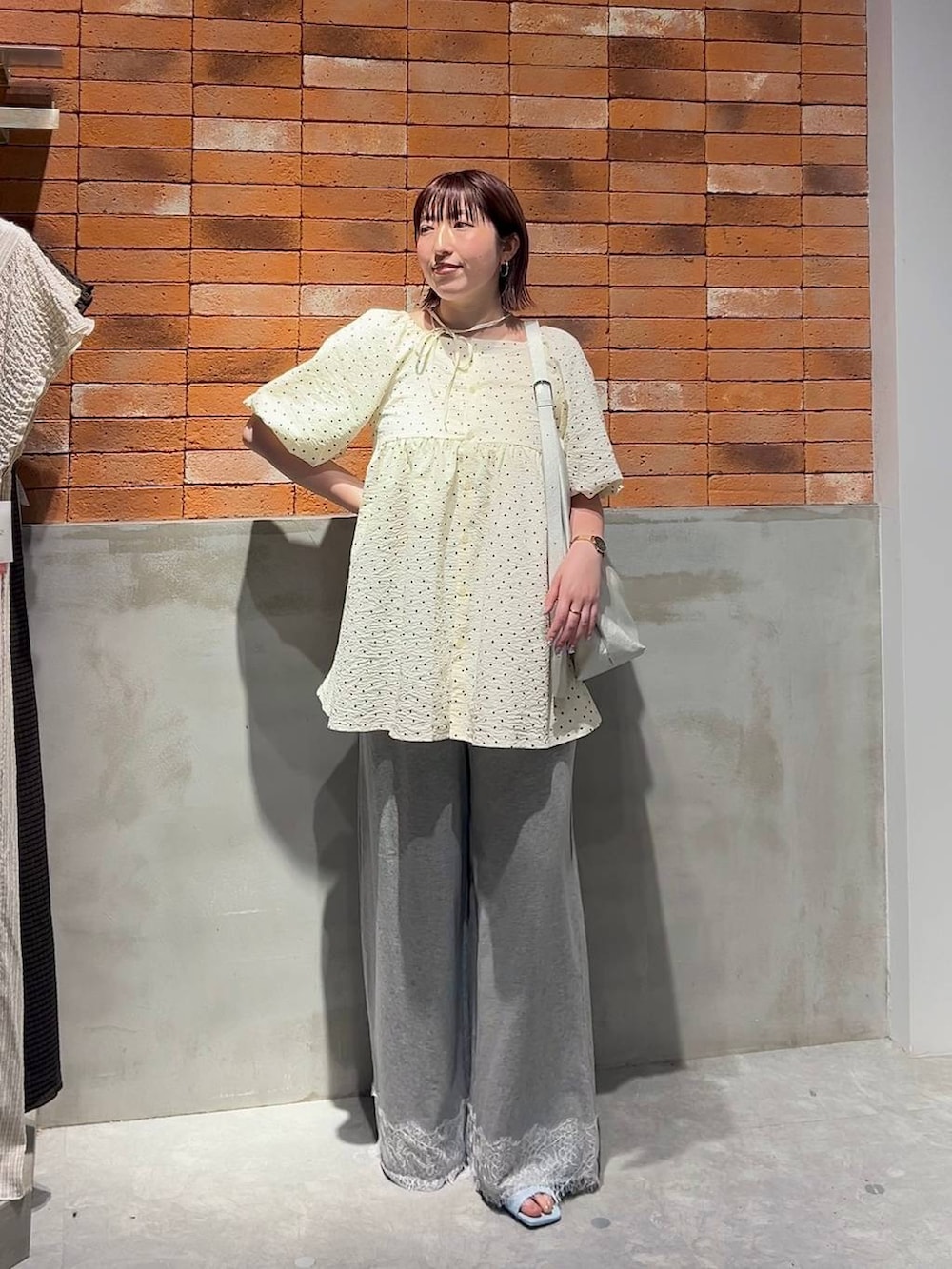 シルバー系のショルダーバッグ、その他のシャツ/ブラウス、ブルー系のサンダルを着用したレディースの夏コーディネートの3枚目の写真