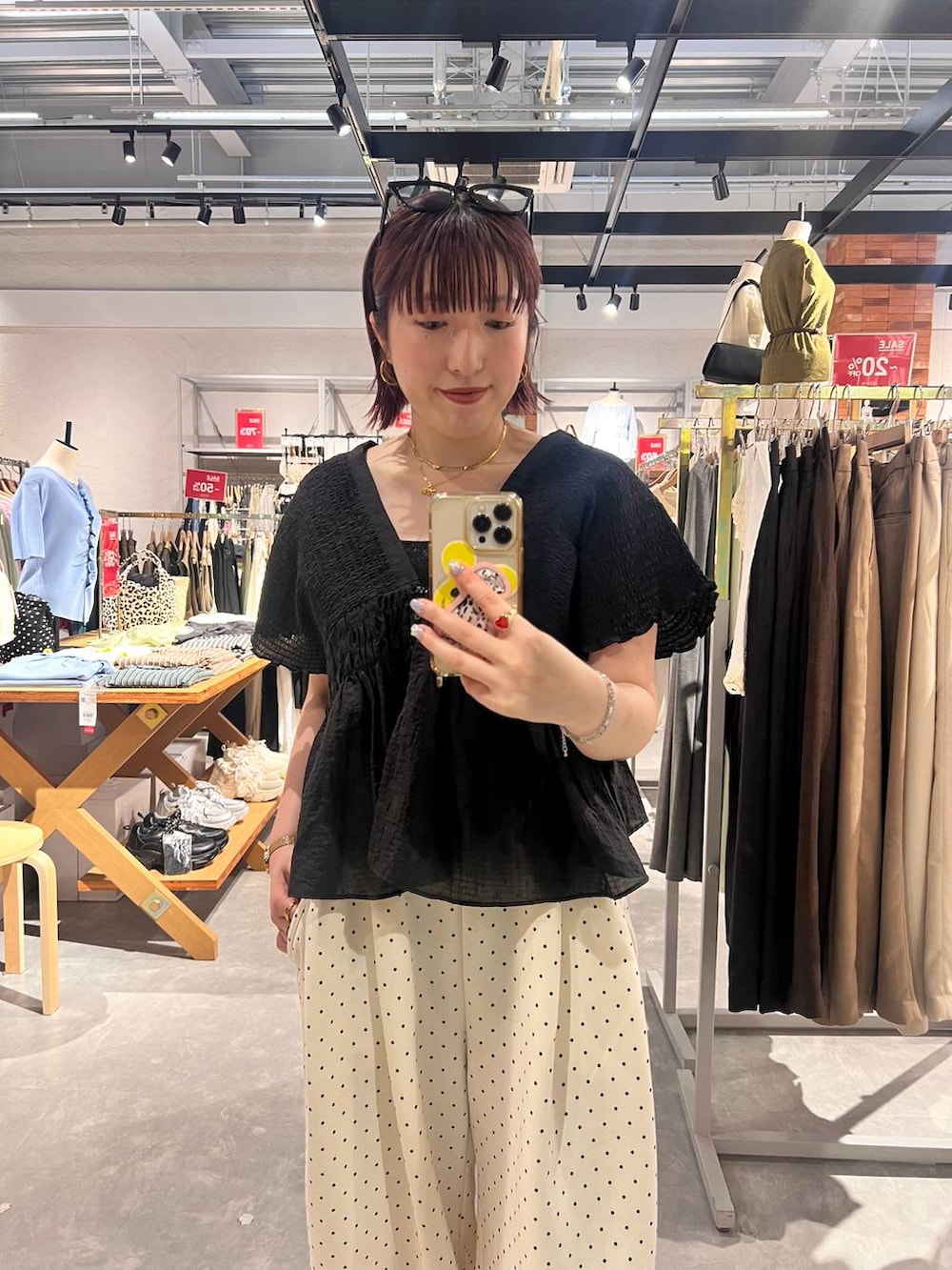 ホワイト系のスウェットパンツ、ブラック系のタンクトップ、ブラック系のサンダルを着用したレディースの夏コーディネートの4枚目の写真