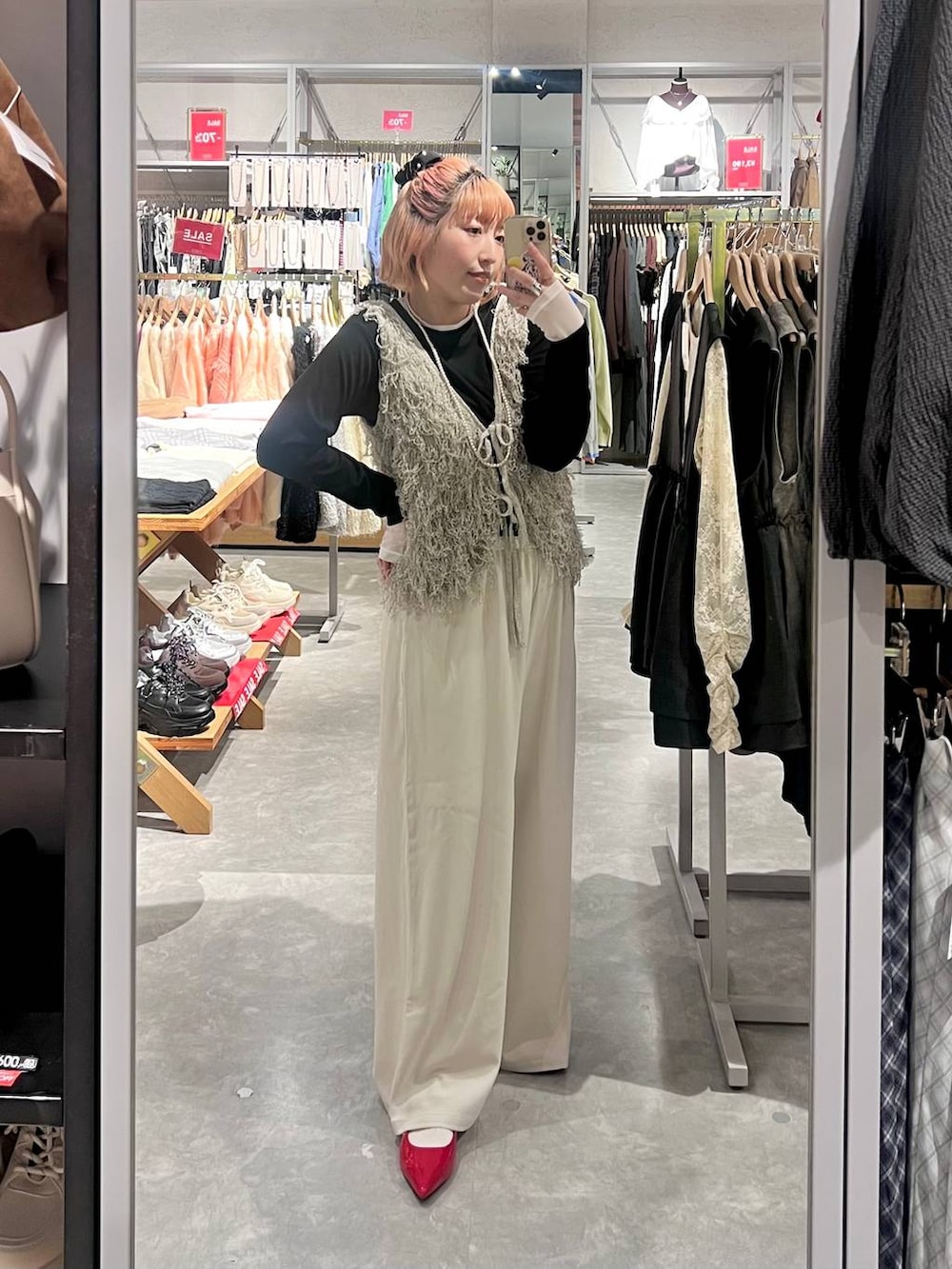 ホワイト系のその他パンツ、レッド系のパンプス、グレー系のベストを着用したレディースの春コーディネートの2枚目の写真