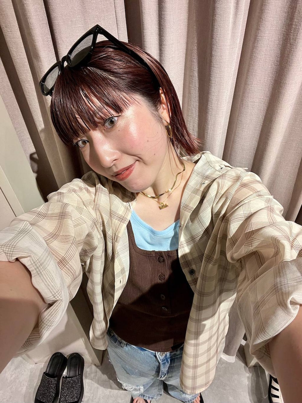 ブルー系のデニムパンツ、ベージュ系のシャツ/ブラウス、ブラック系のサンダルを着用したレディースの夏コーディネートの6枚目の写真