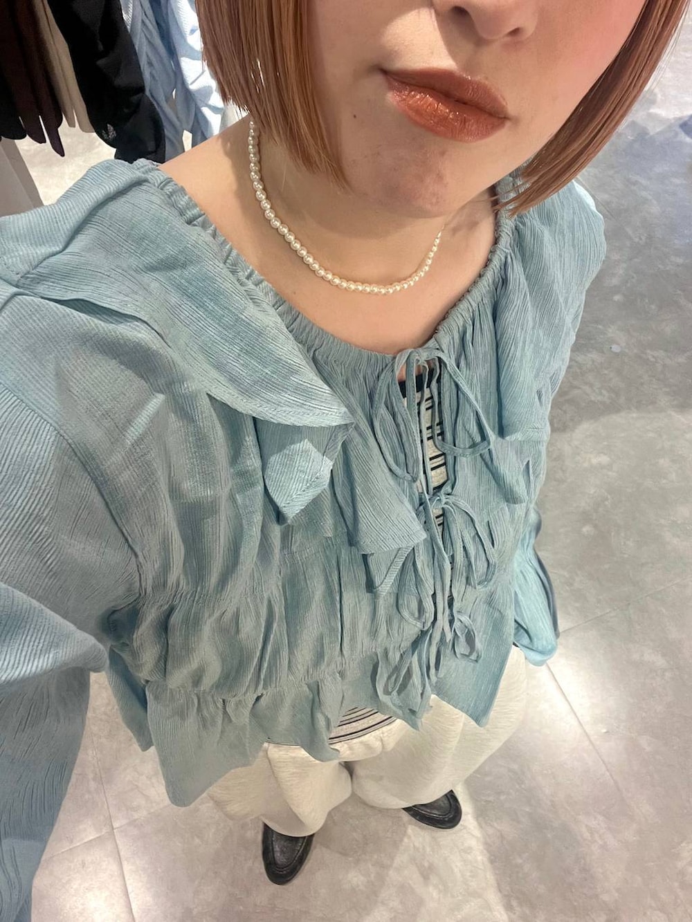 グレー系のスウェットパンツ、ブラック系のローファー、グレー系のタンクトップを着用したレディースの春コーディネートの2枚目の写真