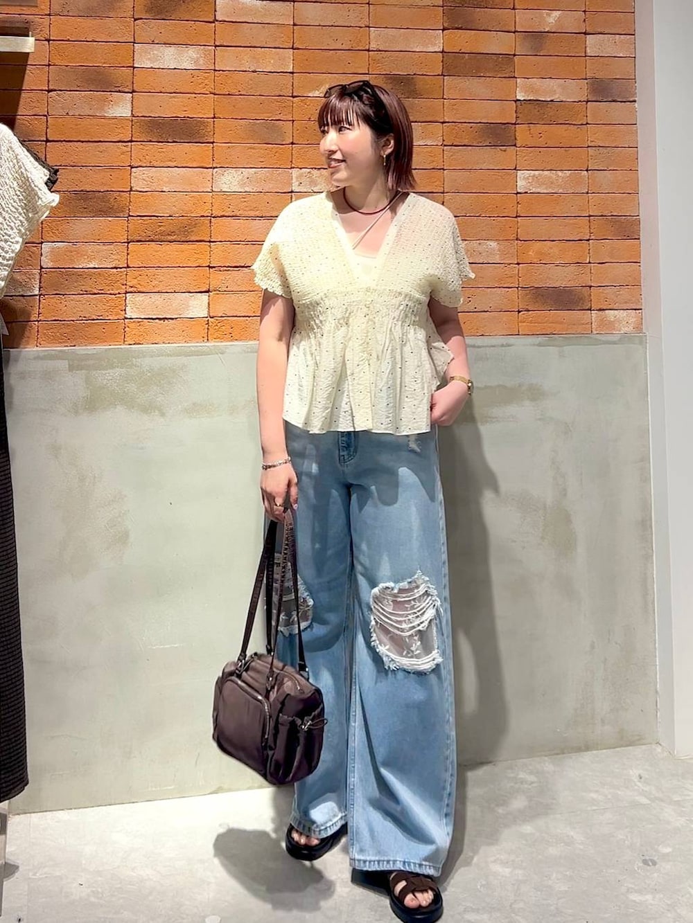 ブルー系のデニムパンツ、ブラウン系のサンダル、その他のシャツ/ブラウスを着用したレディースの夏コーディネートの6枚目の写真