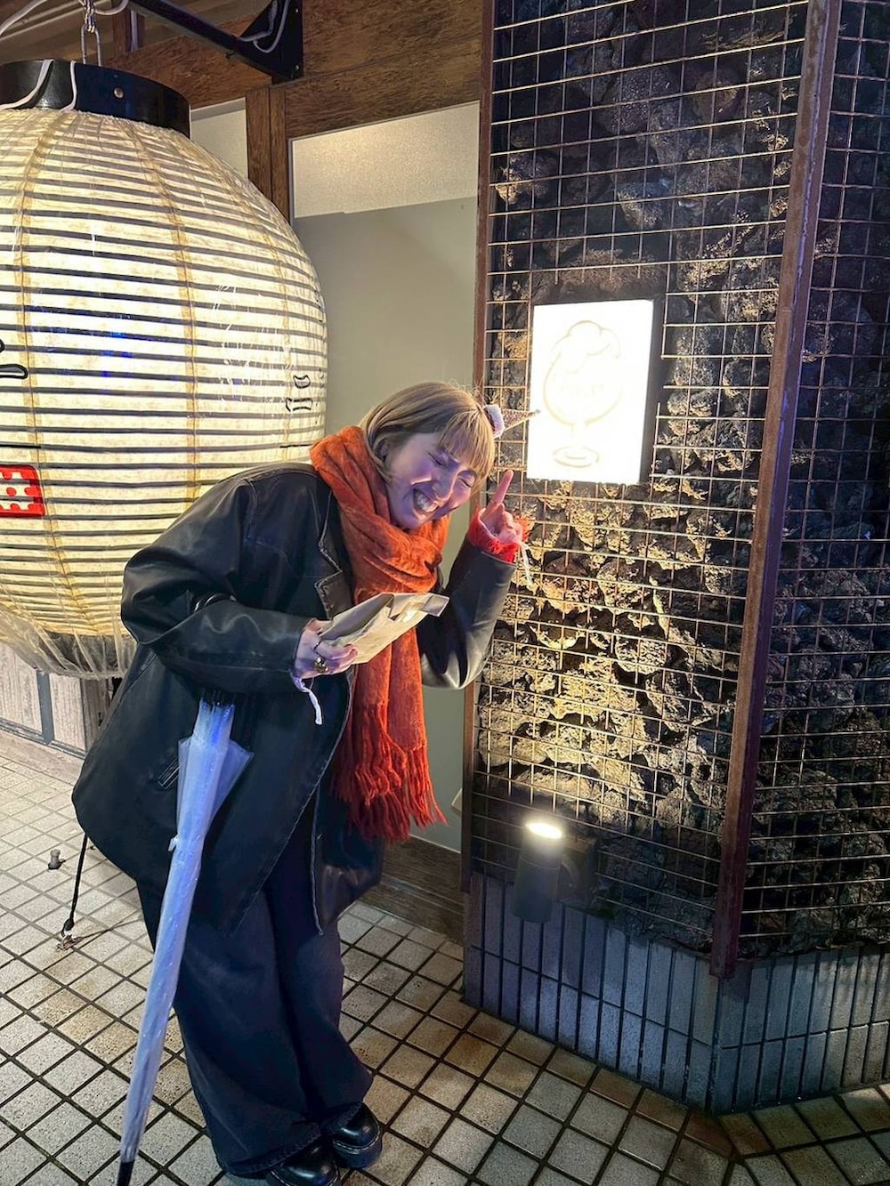 ブラック系のデニムパンツ、ブラック系のその他アウター、ホワイト系のシャツ/ブラウスを着用したレディースの冬コーディネートの5枚目の写真