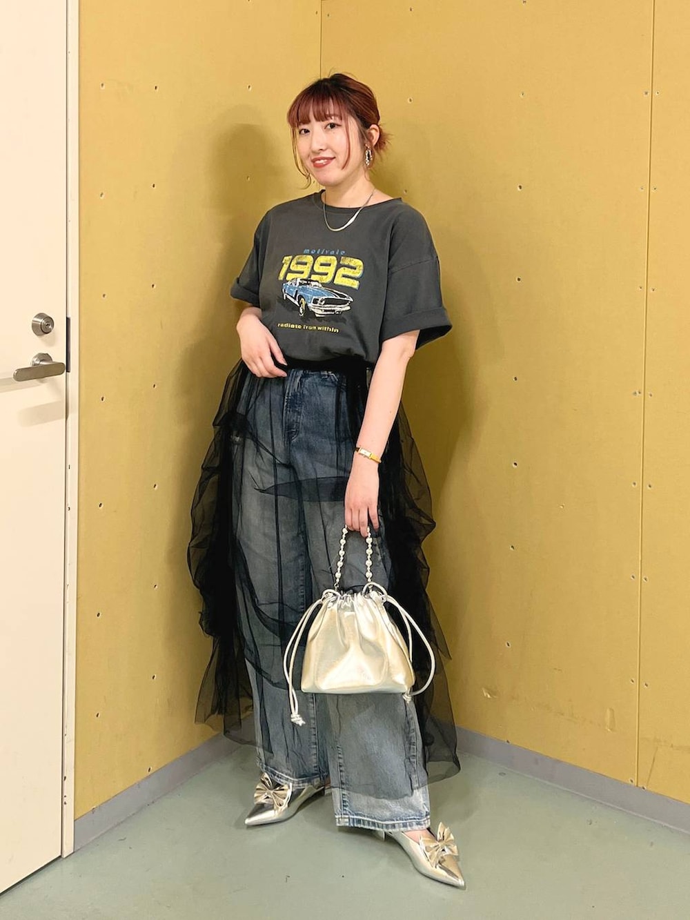 シルバー系のパンプス、ブラック系のスカート、シルバー系のショルダーバッグを着用したレディースの秋コーディネートの4枚目の写真