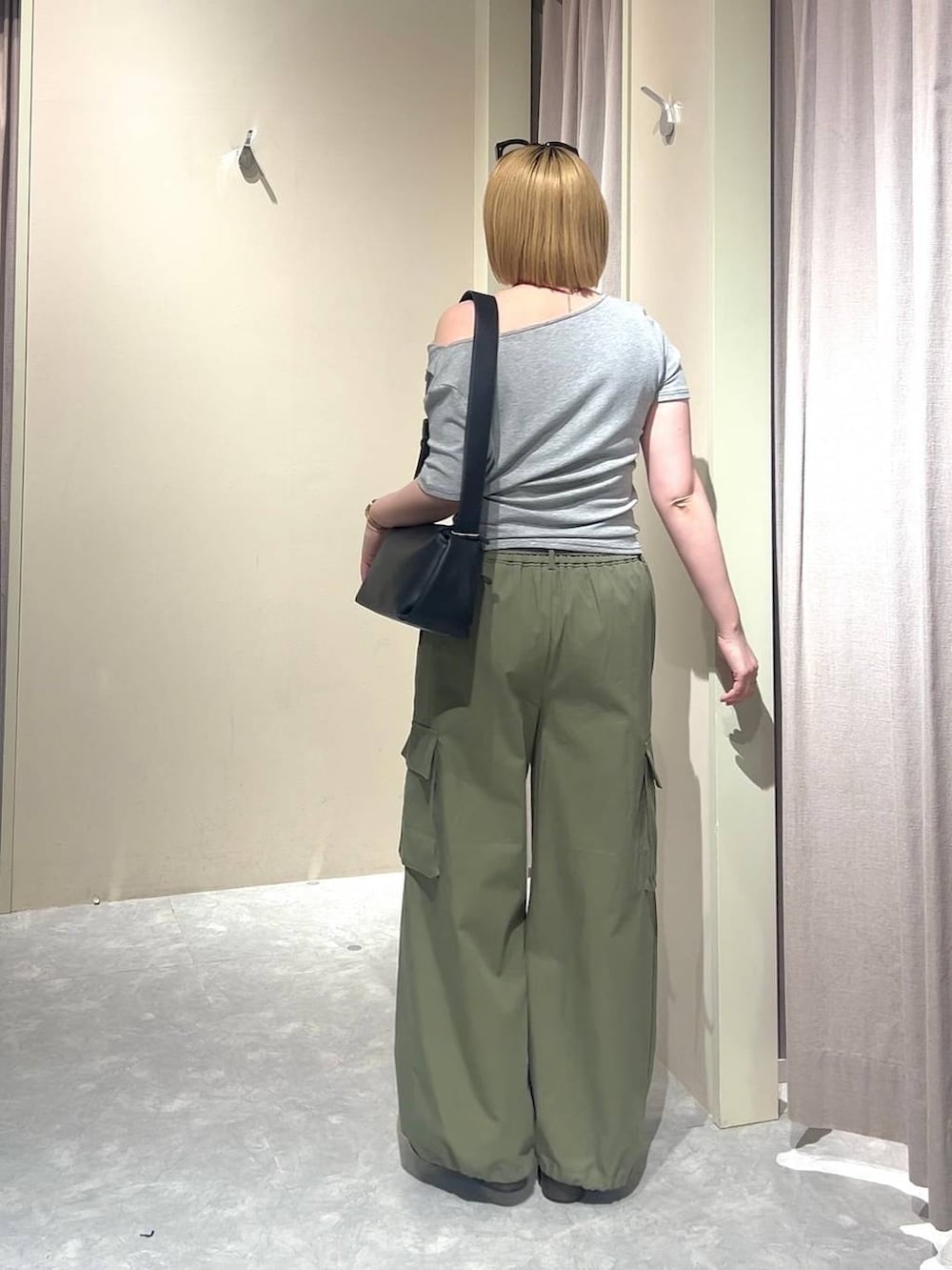 ブラック系のサンダル、グレー系のTシャツ/カットソー、ブラック系のショルダーバッグを着用したレディースの春コーディネートの3枚目の写真