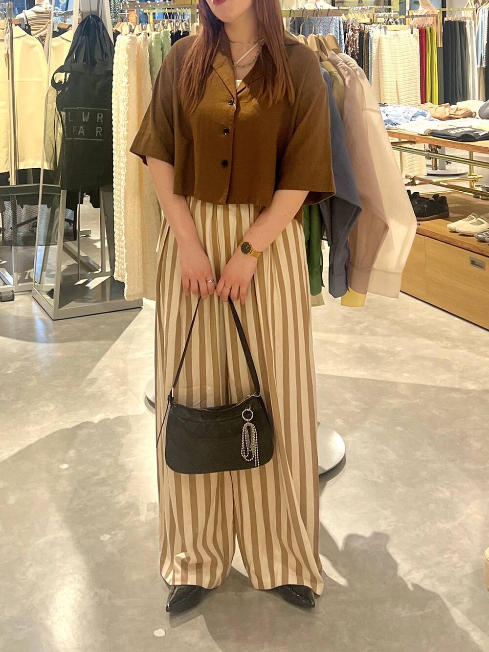 「体型カバー、メンズライク、差し色コーデ、LOWRYS FARM、ローリーズスタイル_LOWRYS FARM、大人女子カジュアル_LOWRYS FARM、大人カジュアル、夏コーデ、カジュアルコーデ、秋コーデ、旅行、デートコーデ、おでかけ、ワントーン、シャツ」|「LOWRYS FARMのノルマンディショートシャツ 248288(シャツ/ブラウス、ブラウン系)」を使った、kanamiさん(レディース・159cm)の夏コーディネートの4枚目の写真