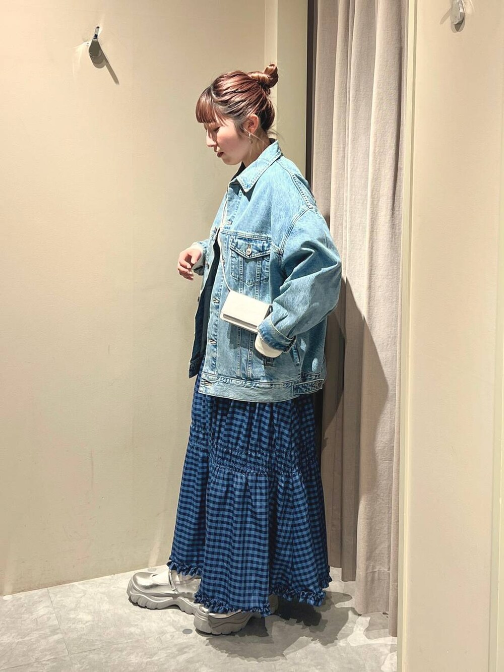 「体型カバー、メンズライク、差し色コーデ、LOWRYS FARM、ローリーズスタイル_LOWRYS FARM、大人女子カジュアル_LOWRYS FARM、大人カジュアル、カジュアルコーデ、春コーデ、春アウター、ジャケット、デニムジャケット、オーバーサイズ、スカート、軽量」｜「LOWRYS FARMのＣＯＮＥ／ＢＩＧＧジャン　131366（デニムジャケット、ブルー系）」を使った、kanamiさん（レディース・159cm）の春コーディネートの2枚目の写真