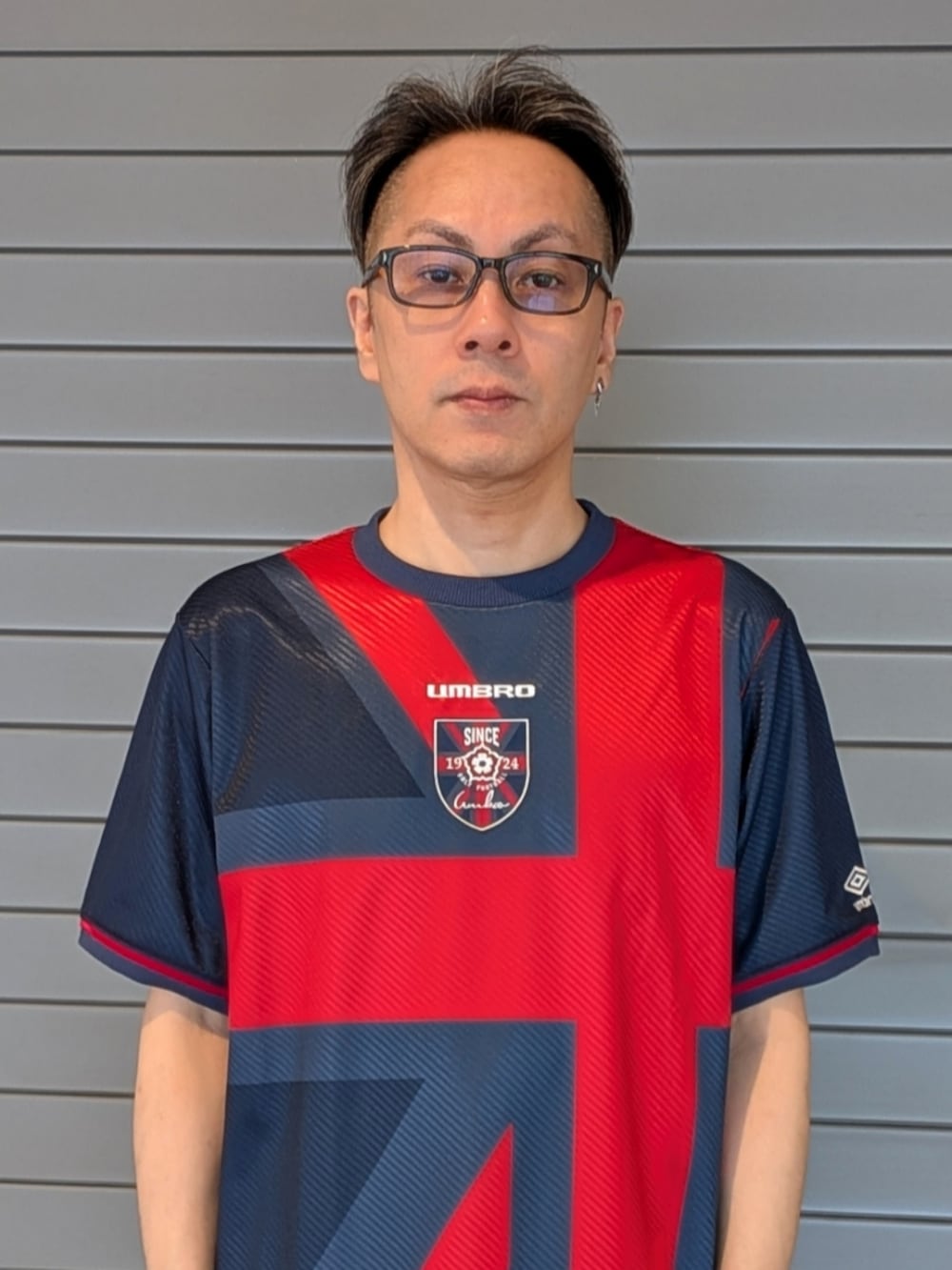 ブルー系のジャージ、グレー系のデニムパンツ、ブラック系のサンダルを着用したメンズの夏コーディネートの4枚目の写真