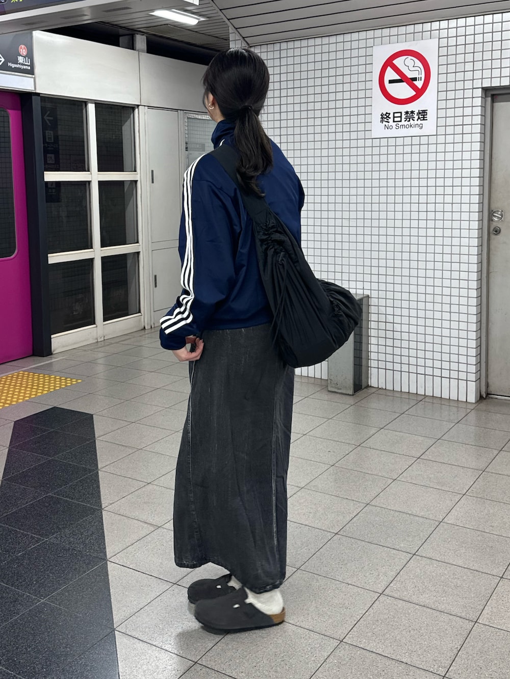 「秋コーデ、秋服コーデ、ラクチンコーデ、おでかけコーデ、秋、スカートスタイル、重ね着、ブラックデニム、トラックジャケット、高身長女子」｜「BIRKENSTOCKのBIRKENSTOCK　Exclusive Boston(Regular)（サンダル、グレー系）」を使った、shizukü    さん（レディース・173cm）の秋コーディネートの2枚目の写真