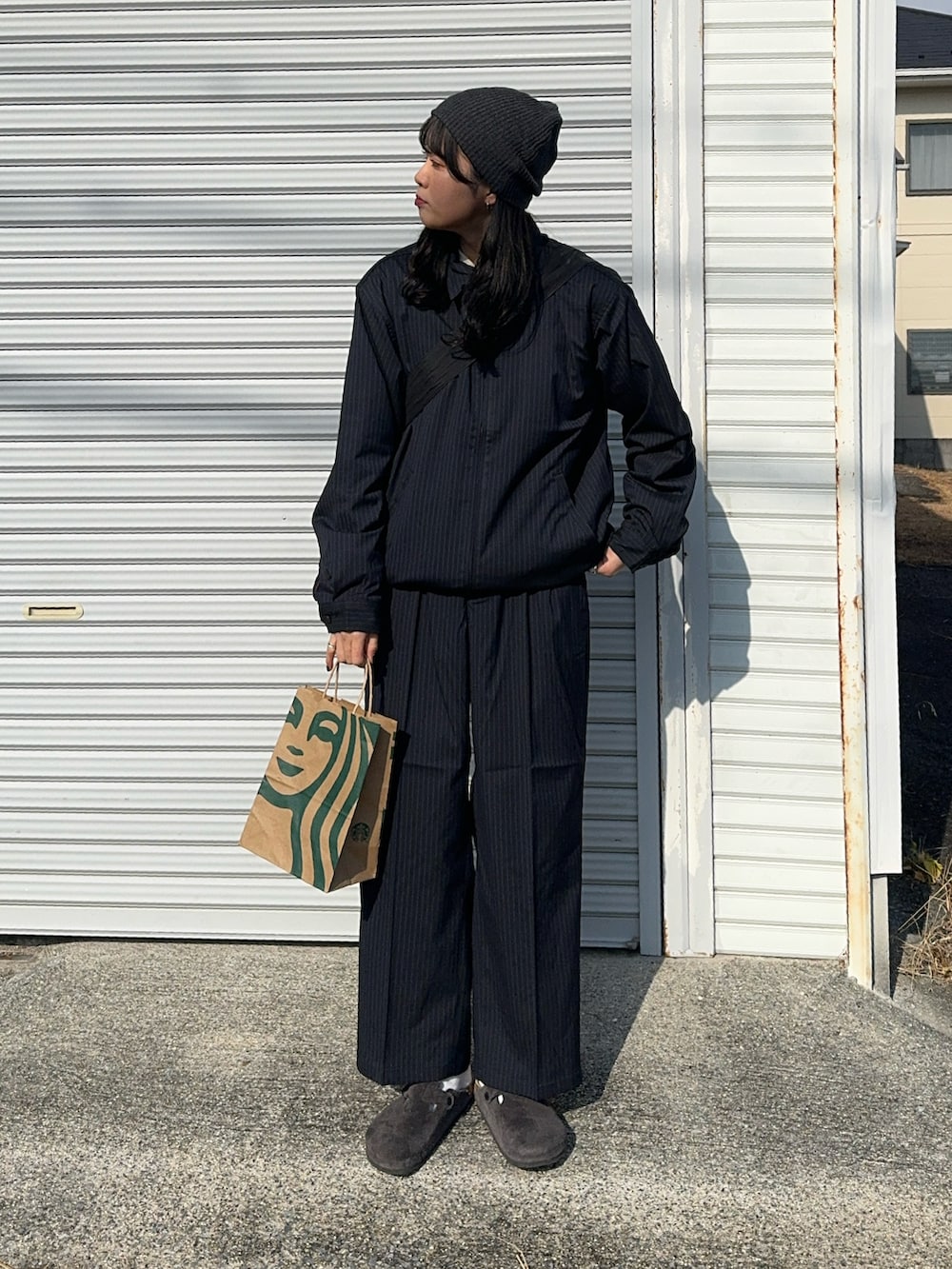 ブルー系のブルゾン、ブルー系のその他パンツ、グレー系のサンダルを着用したレディースの冬コーディネートの2枚目の写真