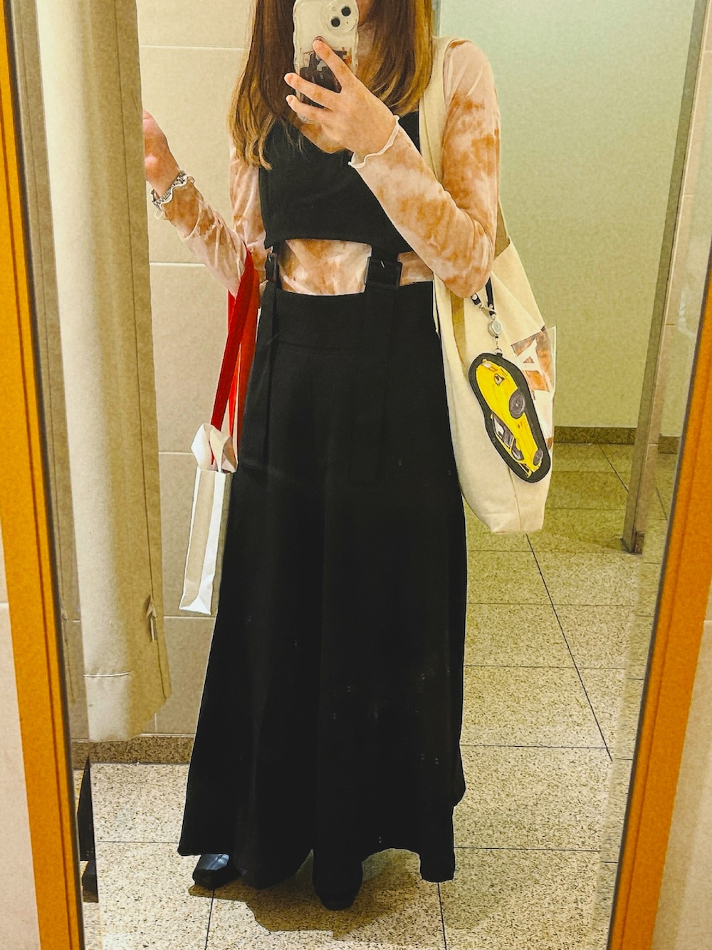 ブルー系のジャケット/アウター、ブラック系のワンピース、オレンジ系のTシャツ/カットソーを着用したレディースの秋コーディネートの2枚目の写真