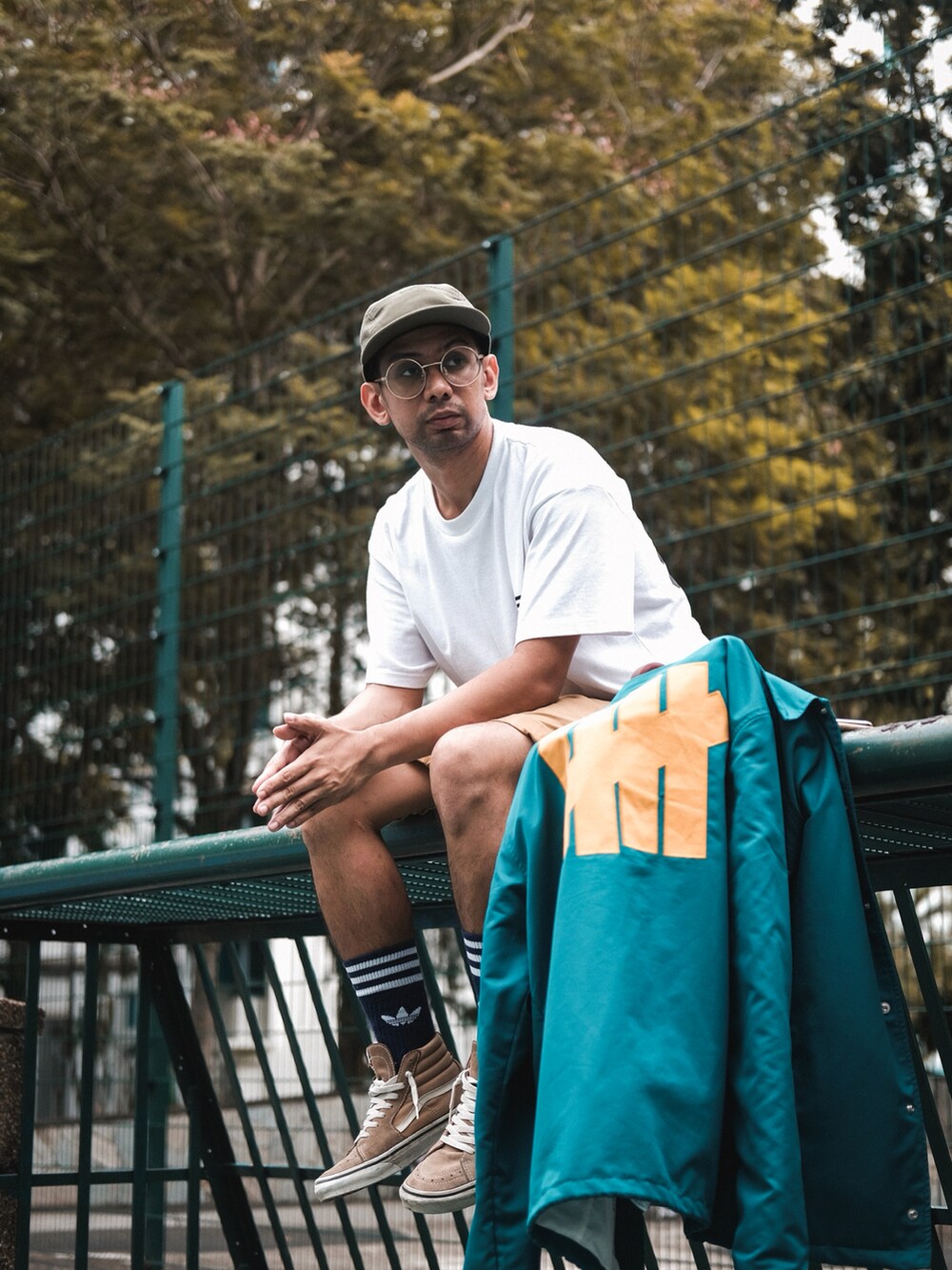 グリーン系のMA-1、ホワイト系のTシャツ/カットソー、ブラウン系のチノパンツを着用したメンズの秋コーディネートの4枚目の写真