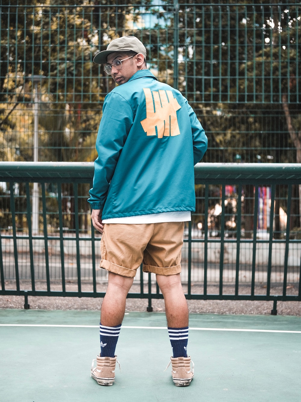 グリーン系のMA-1、ホワイト系のTシャツ/カットソー、ブラウン系のチノパンツを着用したメンズの秋コーディネートの2枚目の写真
