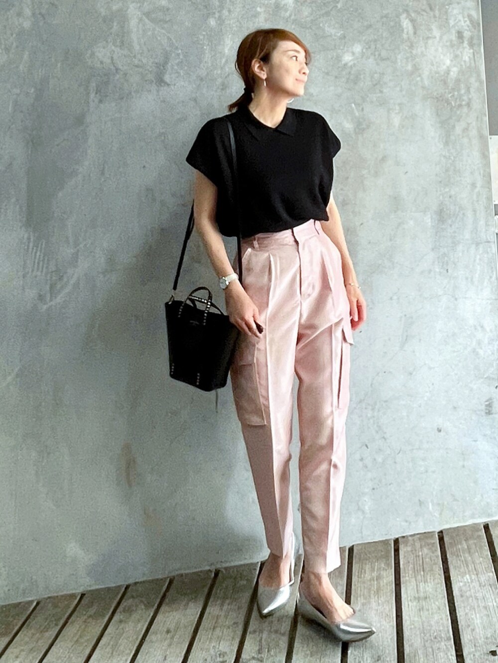 ブラック系のトップス、ブラック系のトートバッグ、ピンク系のその他パンツを着用したレディースの秋コーディネートの2枚目の写真