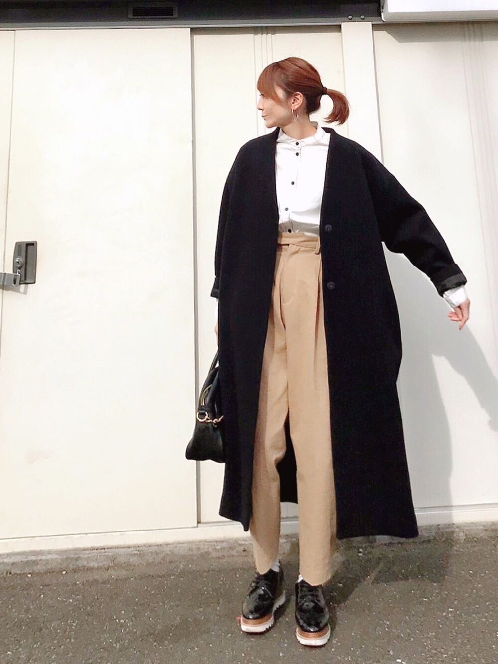 ホワイト系のシャツ/ブラウス、ベージュ系のその他パンツ、ブラック系のノーカラーコートを着用したレディースの冬コーディネートの2枚目の写真