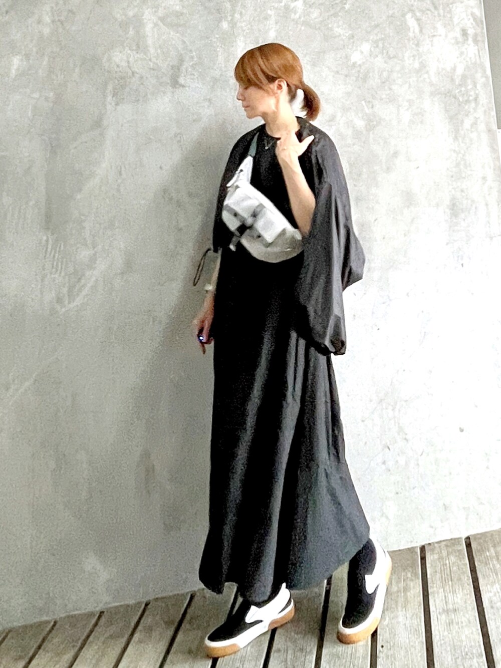 「秋コーデ、楽チンコーデ、オトナカジュアル、カジュアル、秋のコーデ、リラックススタイル、ワンピース、ワントーンコーデ、ワンピーススタイル、ブルゾン、ブラック、ボディバッグ、スリッポン」｜「titivateのﾌﾚｱﾏｷｼﾜﾝﾋﾟｰｽ（ワンピース、ブラック系）」を使った、ＬＵＭＩＥさん（レディース・163cm）の秋コーディネートの2枚目の写真
