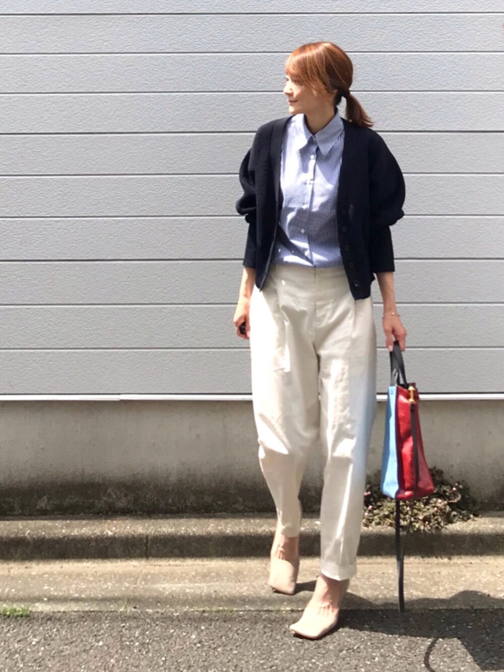 「オトナカジュアル、ストライプシャツ、カーディガン、春色、テーパードパンツ、ストライプ、パンプス、パンツスタイル、トートバッグ、クロップドトップス、白パンツ」｜「NARACAMICIEのアイテム（シャツ/ブラウス、ブルー系）」を使った、ＬＵＭＩＥさん（レディース・163cm）の春コーディネートの2枚目の写真