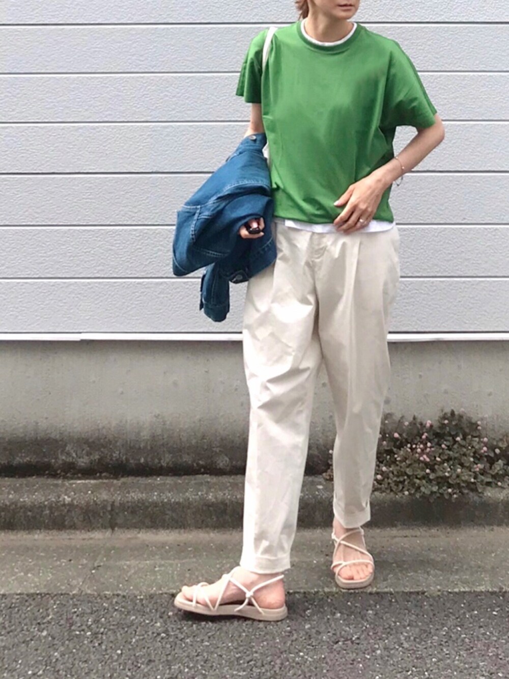 グリーン系のTシャツ/カットソー、ホワイト系のサンダル、ホワイト系のその他パンツを着用したレディースの春コーディネートの2枚目の写真
