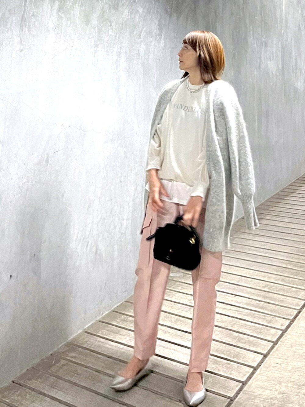 ピンク系のその他パンツ、ホワイト系のニット/セーター、ブルー系のショルダーバッグを着用したレディースの春コーディネートの2枚目の写真