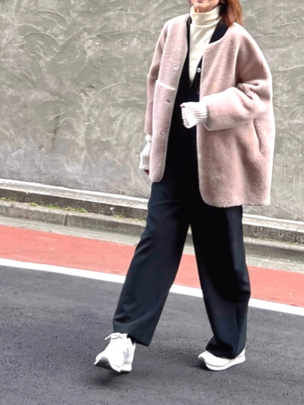 ベージュ系のその他アウター、ブラック系のベスト、ブラック系のつなぎ/オールインワンを着用したレディースの冬コーディネートの2枚目の写真