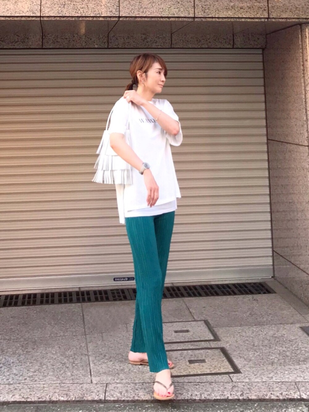 ホワイト系のTシャツ/カットソー、ブルー系のその他パンツ、ホワイト系のショルダーバッグを着用したレディースの夏コーディネートの2枚目の写真