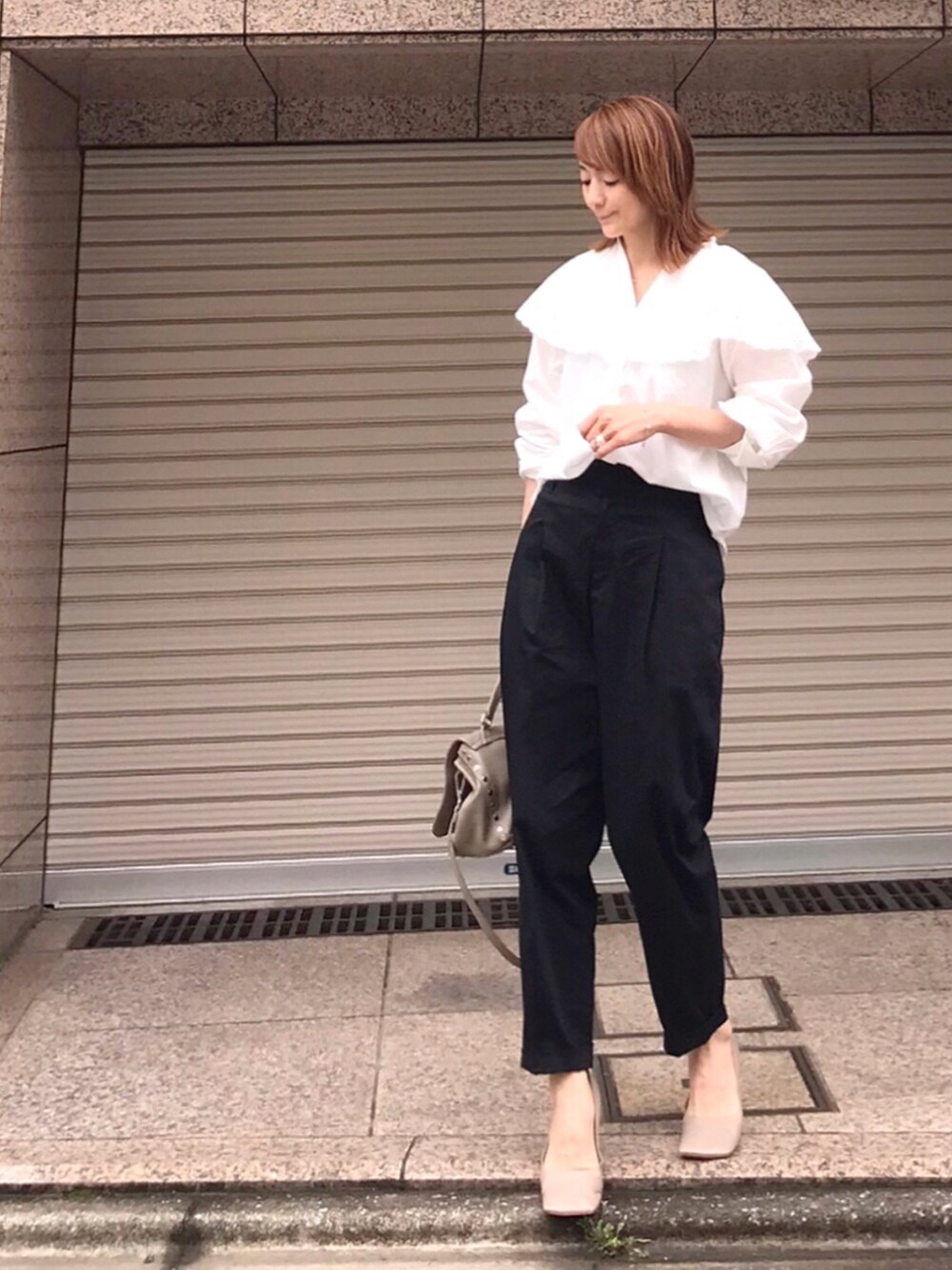「シンプルコーデ、春コーデ、オトナ女子、オトナカワイイ、初夏コーデ、ビッグカラー、レースブラウス、テーパードパンツ、白ブラウス、ブラウス、パンプス、パンツスタイル、黒パンツ、レース」｜「MEDE19FのＭＥＤＥ１９Ｆ　カットワークブラウス（シャツ/ブラウス、ホワイト系）」を使った、ＬＵＭＩＥさん（レディース・163cm）の春コーディネートの2枚目の写真