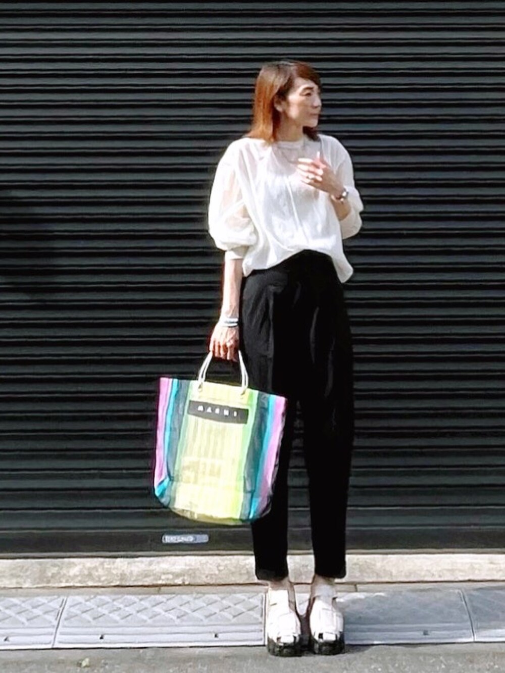 その他のバッグ、ホワイト系のサンダル、ホワイト系のニット/セーターを着用したレディースの春コーディネートの2枚目の写真