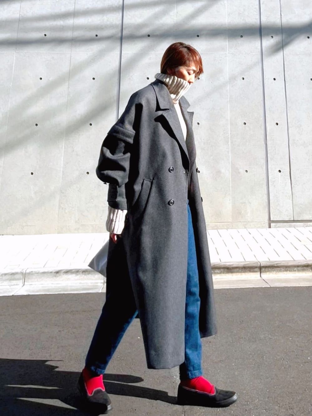 ブラック系のバレエシューズ、ブルー系のデニムパンツ、グレー系のチェスターコートを着用したレディースの冬コーディネートの2枚目の写真