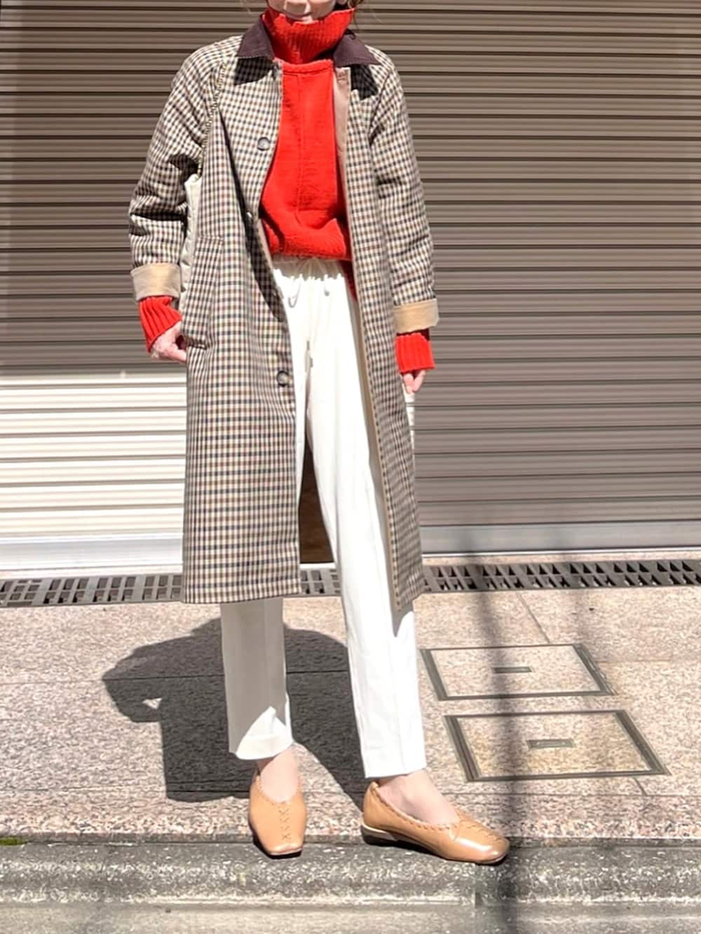 ホワイト系のトートバッグ、ベージュ系のステンカラーコート、ホワイト系のその他パンツを着用したレディースの春コーディネートの2枚目の写真