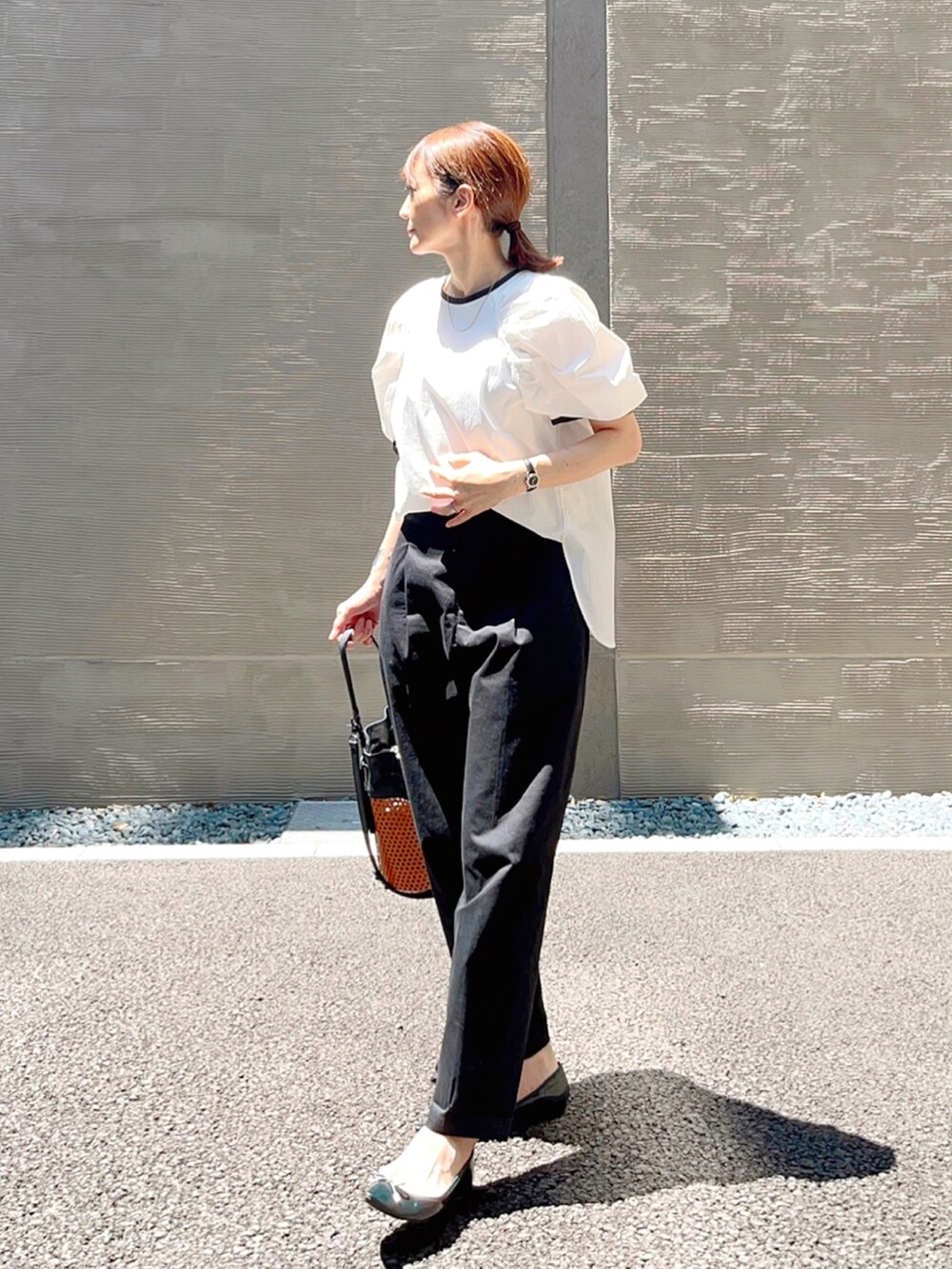 ブラック系のその他パンツ、ホワイト系のシャツ/ブラウス、グリーン系のバレエシューズを着用したレディースの夏コーディネートの2枚目の写真