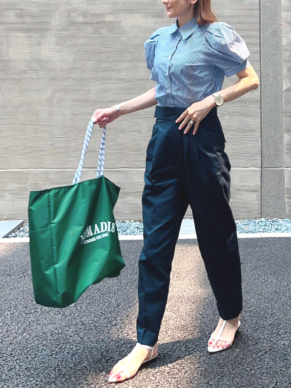 ブルー系のシャツ/ブラウス、グリーン系のトートバッグ、ブルー系のその他パンツを着用したレディースの夏コーディネートの2枚目の写真