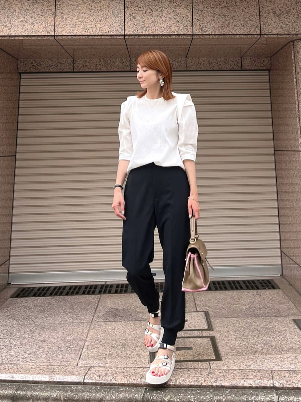 「夏、大人カジュアル、キレイめ、今日のコーデ、厚底サンダル、着回しコーデ、リブパンツ、パワショル、ブラウス、白ブラウス、白サンダル、モノトーン、モノトーンコーデ、黒パンツ」｜「VERMEIL par ienaのリップルパワーショルダーブラウス（シャツ/ブラウス、ホワイト系）」を使った、ＬＵＭＩＥさん（レディース・163cm）の夏コーディネートの2枚目の写真